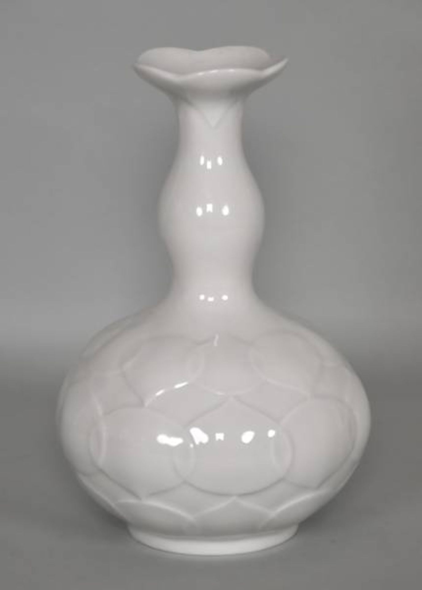 VASE Meissen, gebaucht,mit langem Hals, Wandung mit modernem Dekor, Weißporzellan glasiert,VASE - Bild 2 aus 3