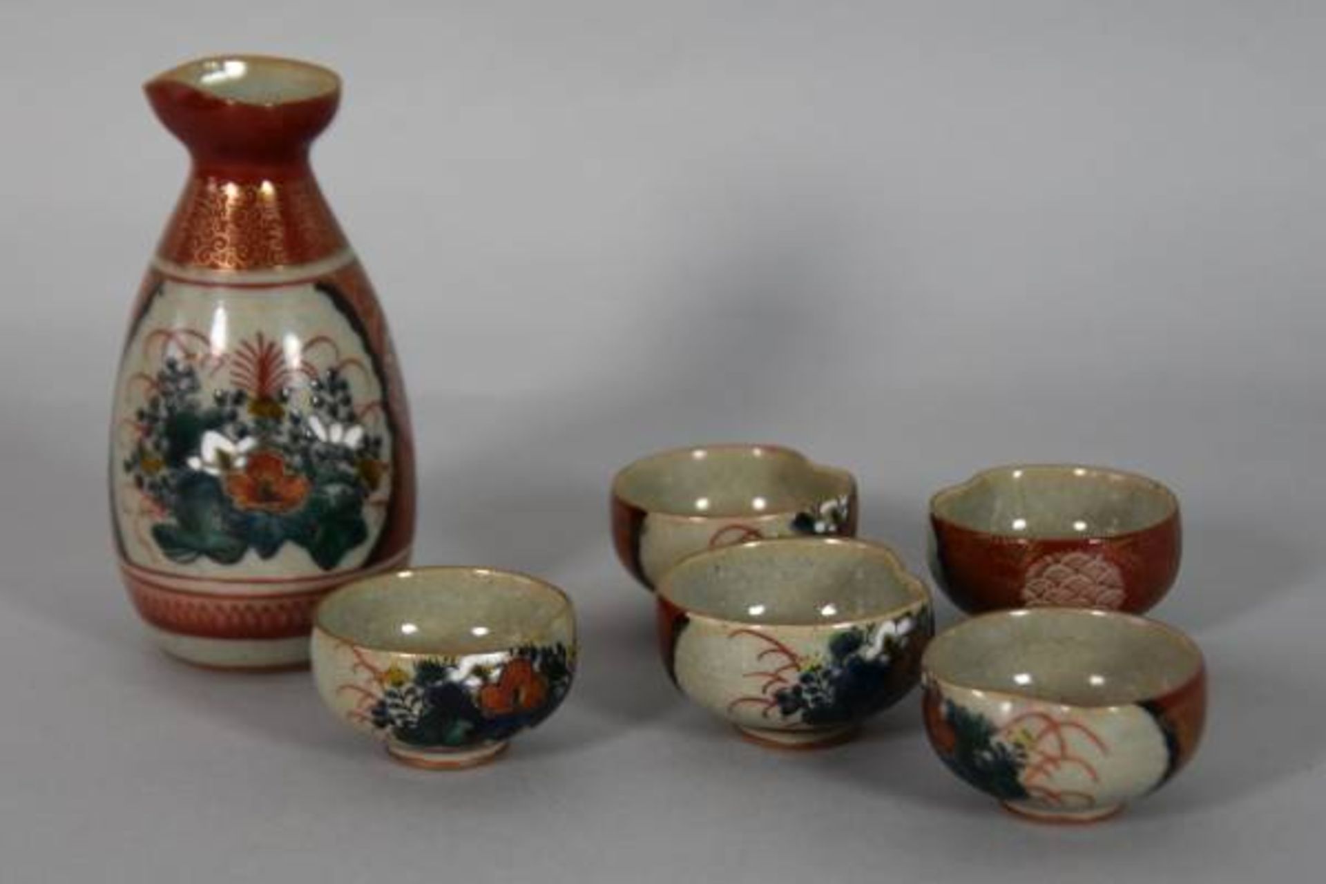 SAKE-SET bestehend aus 1 Flasche und 5 Schalen mit eingezogenem Rand, polychrom bemalt mitSAKE-SET