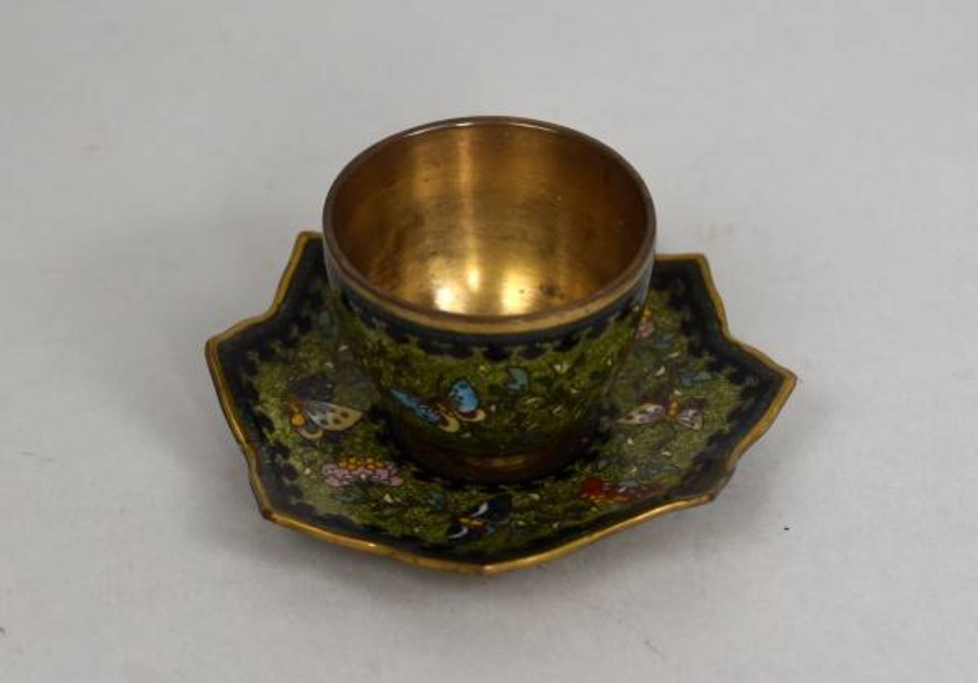 MINATURTASSE mit Untertasse, feiner Cloisonnédekor mit farbigen Blüten und Schmetterlingen, auf