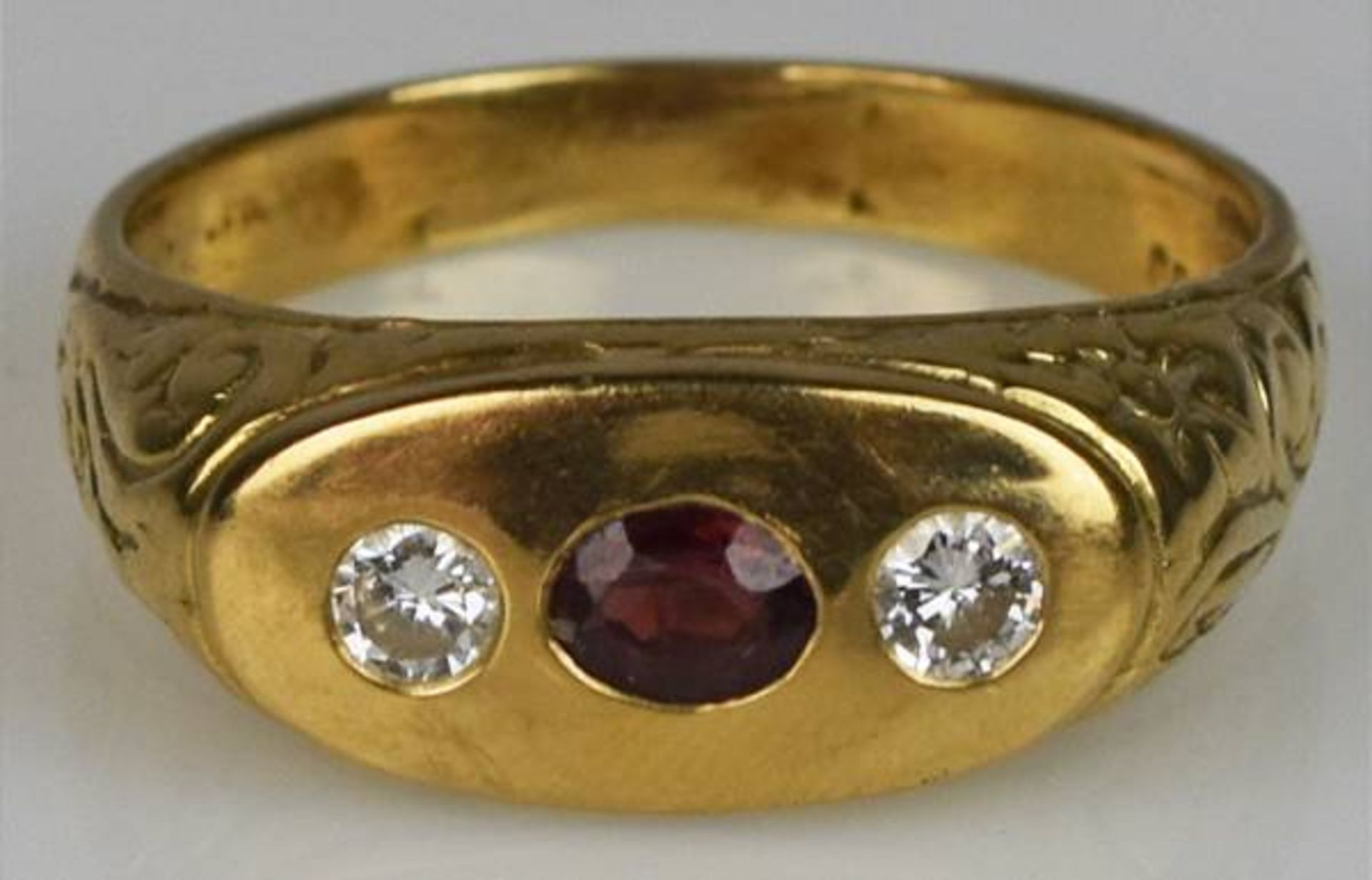 RUBINRING ovaler geschliffener Rubin, mit seitlichen Brillanten, in Gelbgoldfassung 18ct, Gr.