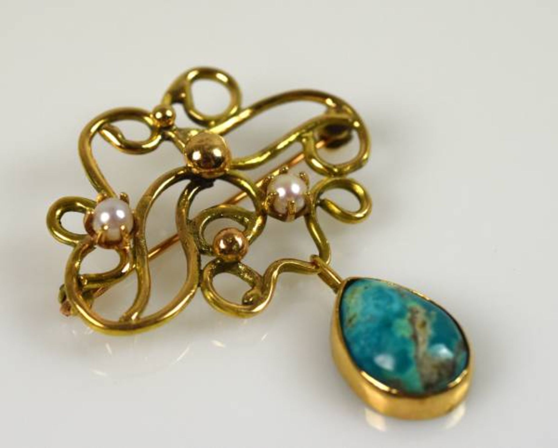 BROSCHE modernes Design aus geschwungenem Golddraht, besetzt mit Goldkügelchen und weissen Perlen,