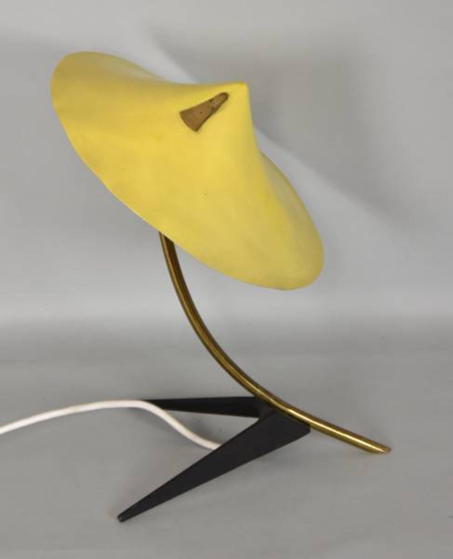 KRÄHENFUSSLAMPE Gelber Schirm aus Alu, geformt wie ein Hut, gebogter Schaft aus Messing,