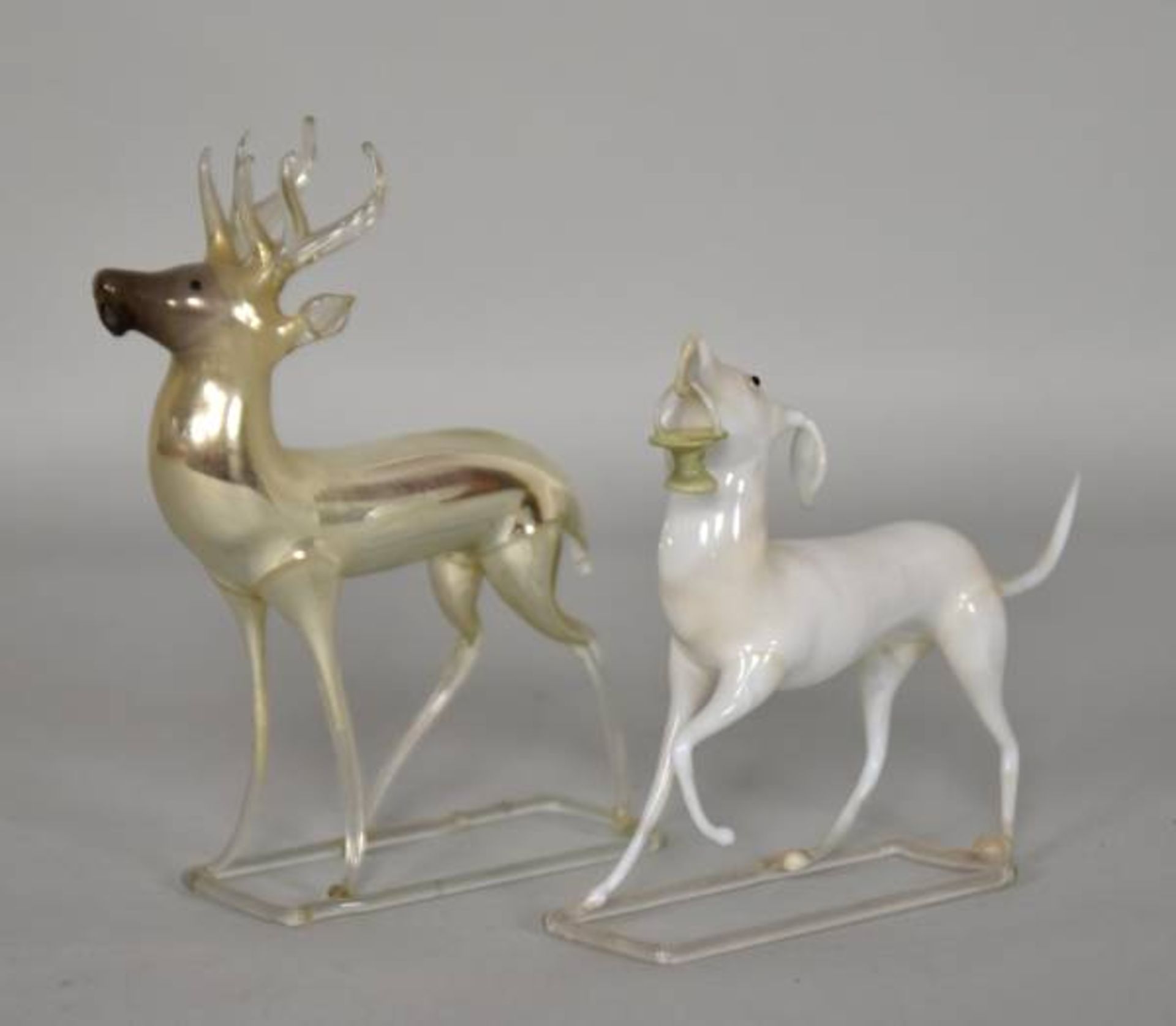 ZWEI TIERE plastischer Hund und Hirsch, weiß und Silber auf schmalem Stand, Gablonzer Arbeit, umZWEI