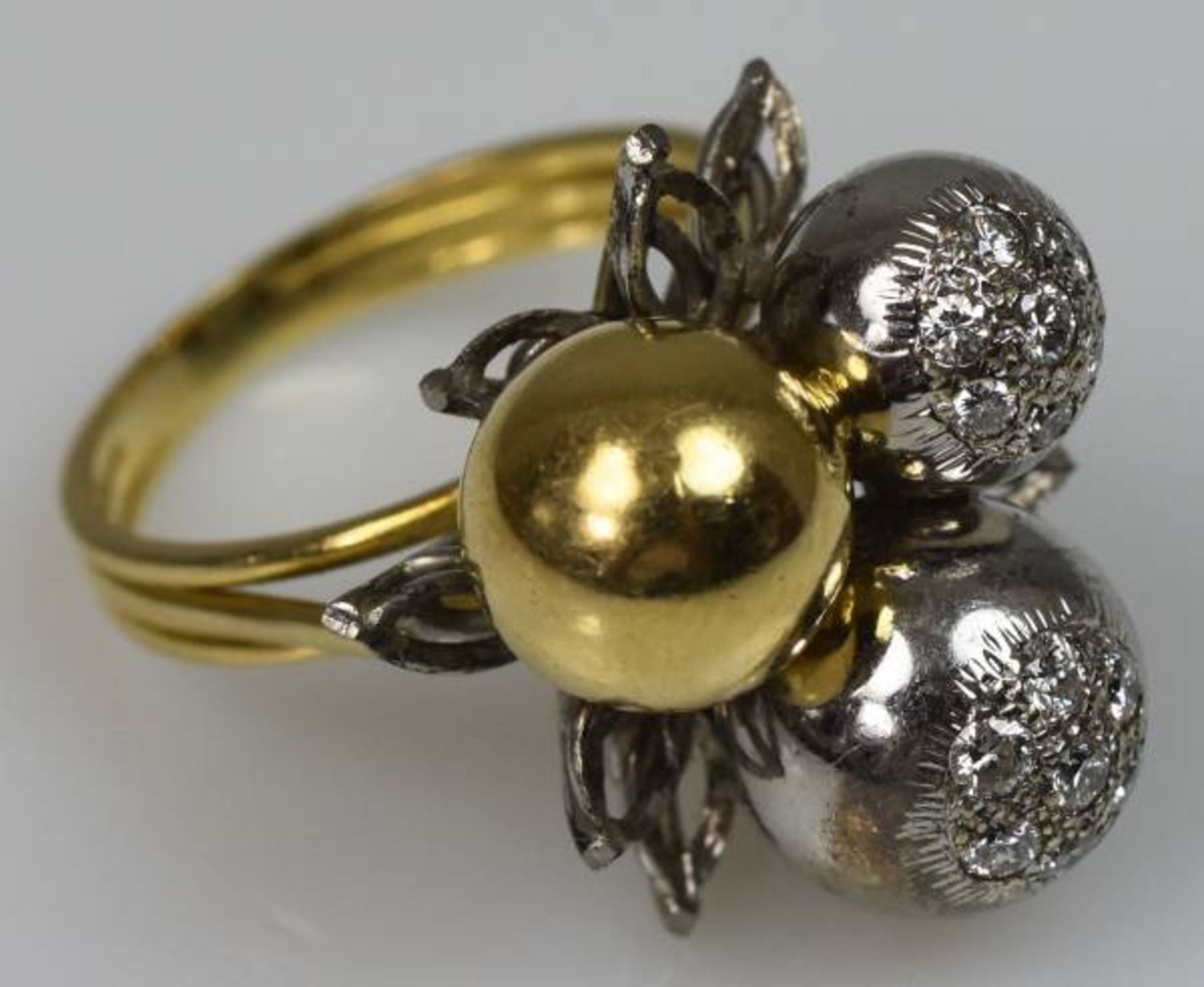 MODERNER RING bicolor, Schauseite besetzt mit Goldkugeln, seitlich zwei Weißgoldkugeln besetzt - Image 3 of 3