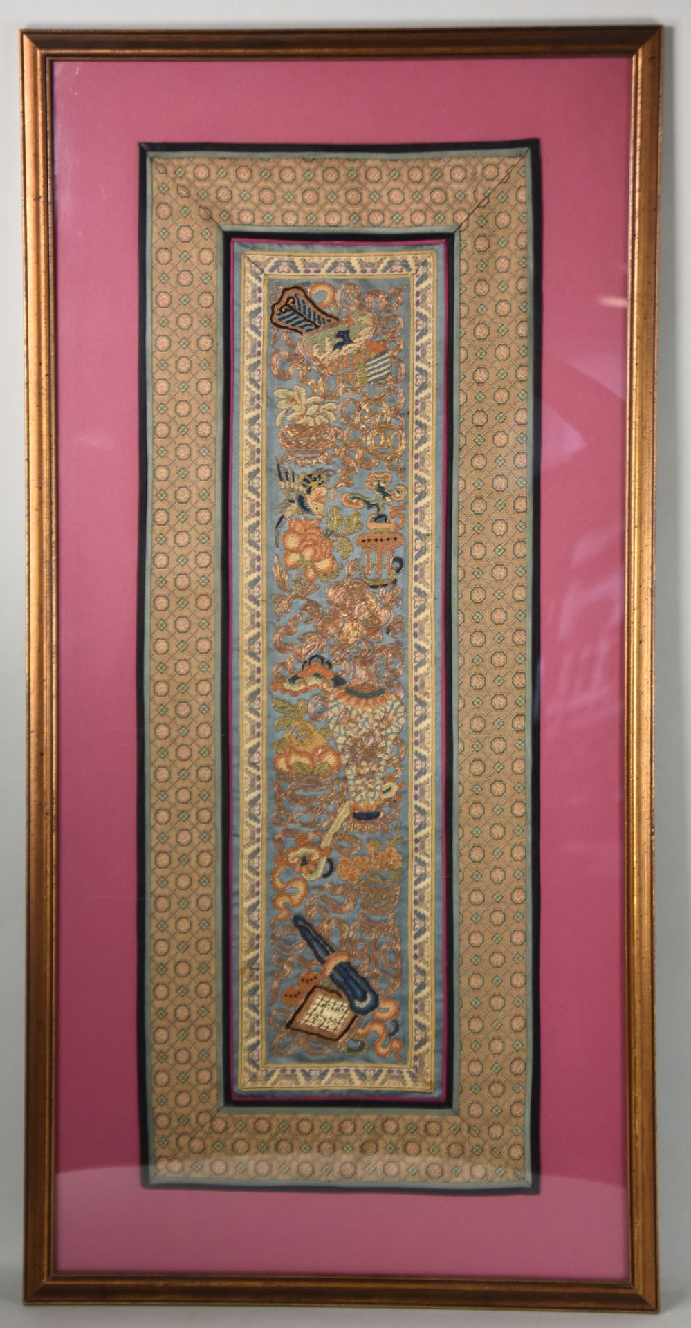 BROKAT-TUCH rechteckig mit chinesischen Motive, in Seidenstickerei mit Goldfäden, 72x28, hinter
