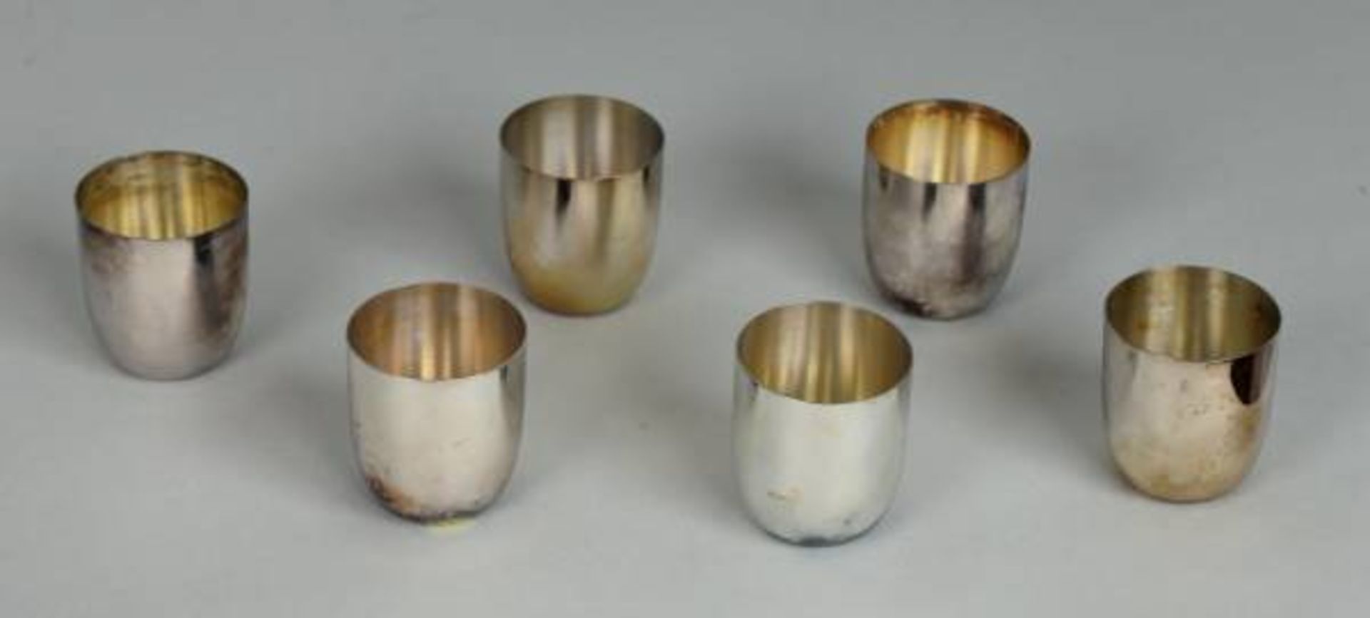 6 SCHNAPSBECHER rund und zylindrisch, Silber 800, 123 g, H 4cm6 SCHNAPSBECHER rund und