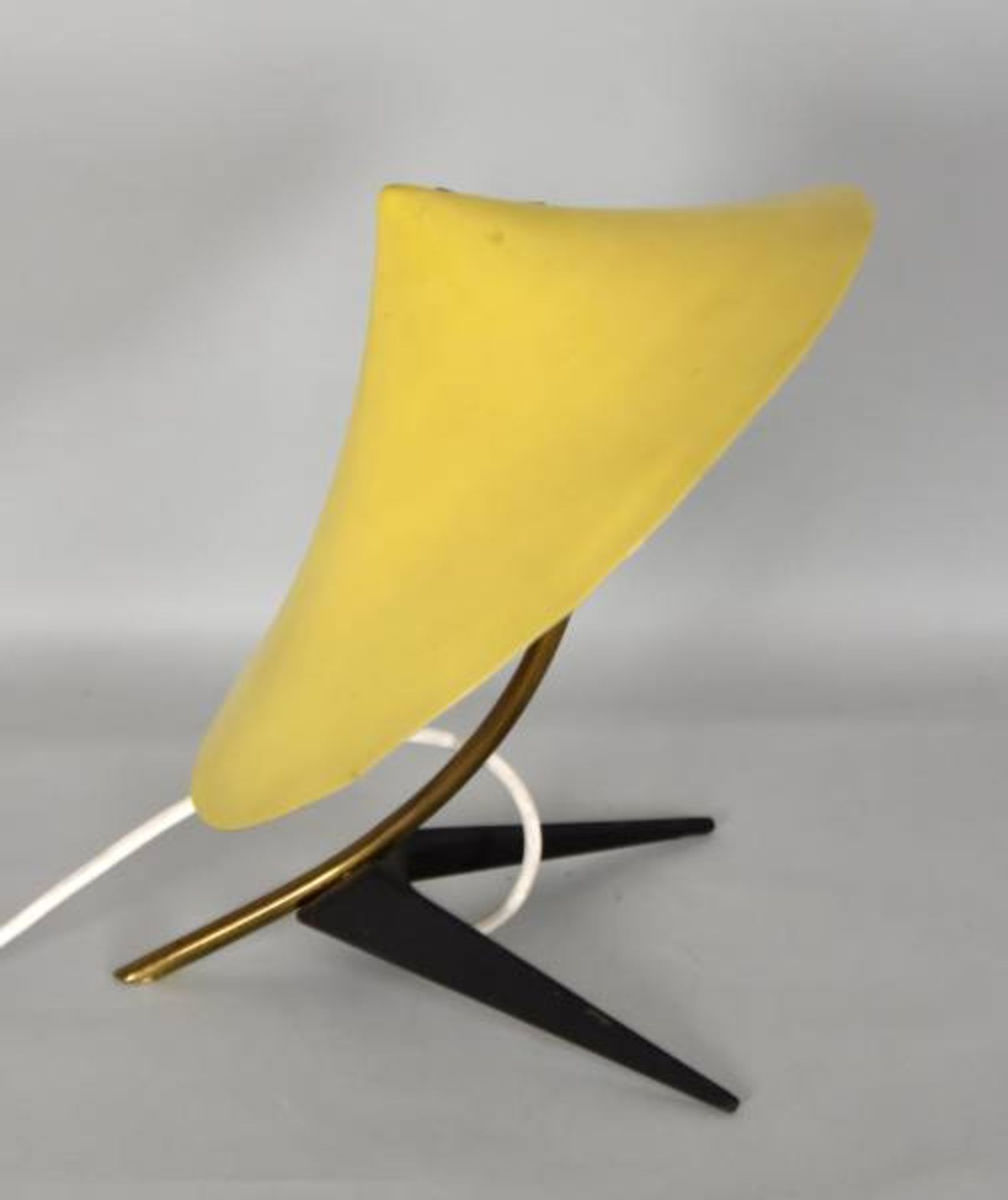 KRÄHENFUSSLAMPE Gelber Schirm aus Alu, geformt wie ein Hut, gebogter Schaft aus Messing, - Bild 4 aus 4