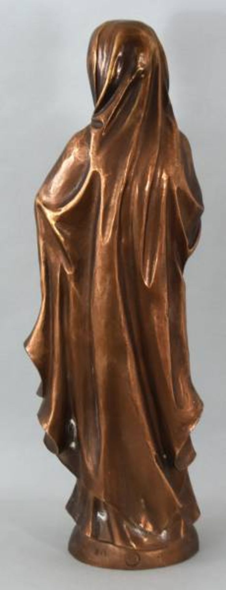 MADONNA Bronze, vollrund gegossen, auf runder Plinthe, gekleidet in faltenreichen Gewand und vor - Image 2 of 3