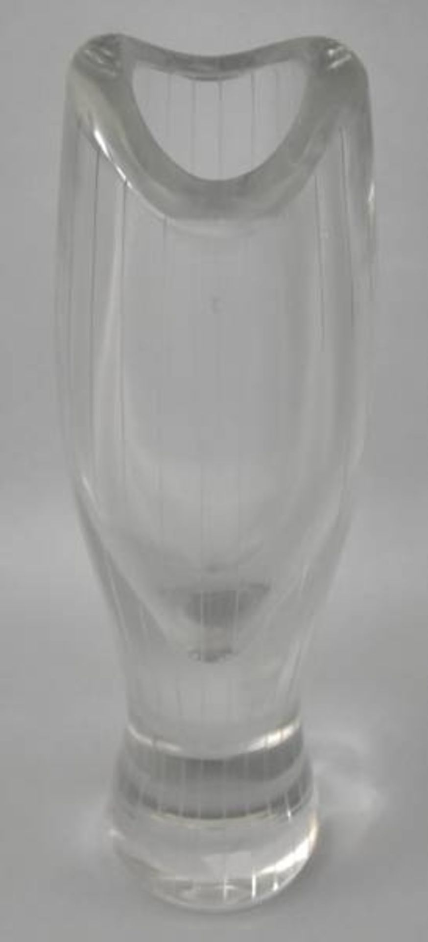 VASE aus geschliffenem farblosem Glas, massiver Rundstand, vertikaler Streifendekor, H 27 cmVASE aus - Image 2 of 2