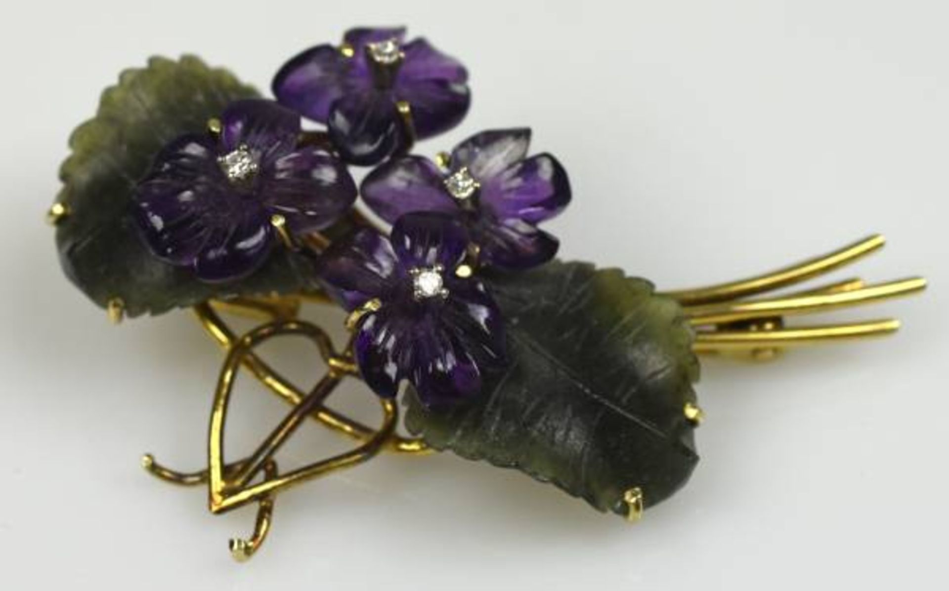 BLÜTENBROSCHE vier Blüten aus geschliffenen Amethysten, besetzt mit kleinen Diamanten, - Bild 2 aus 3