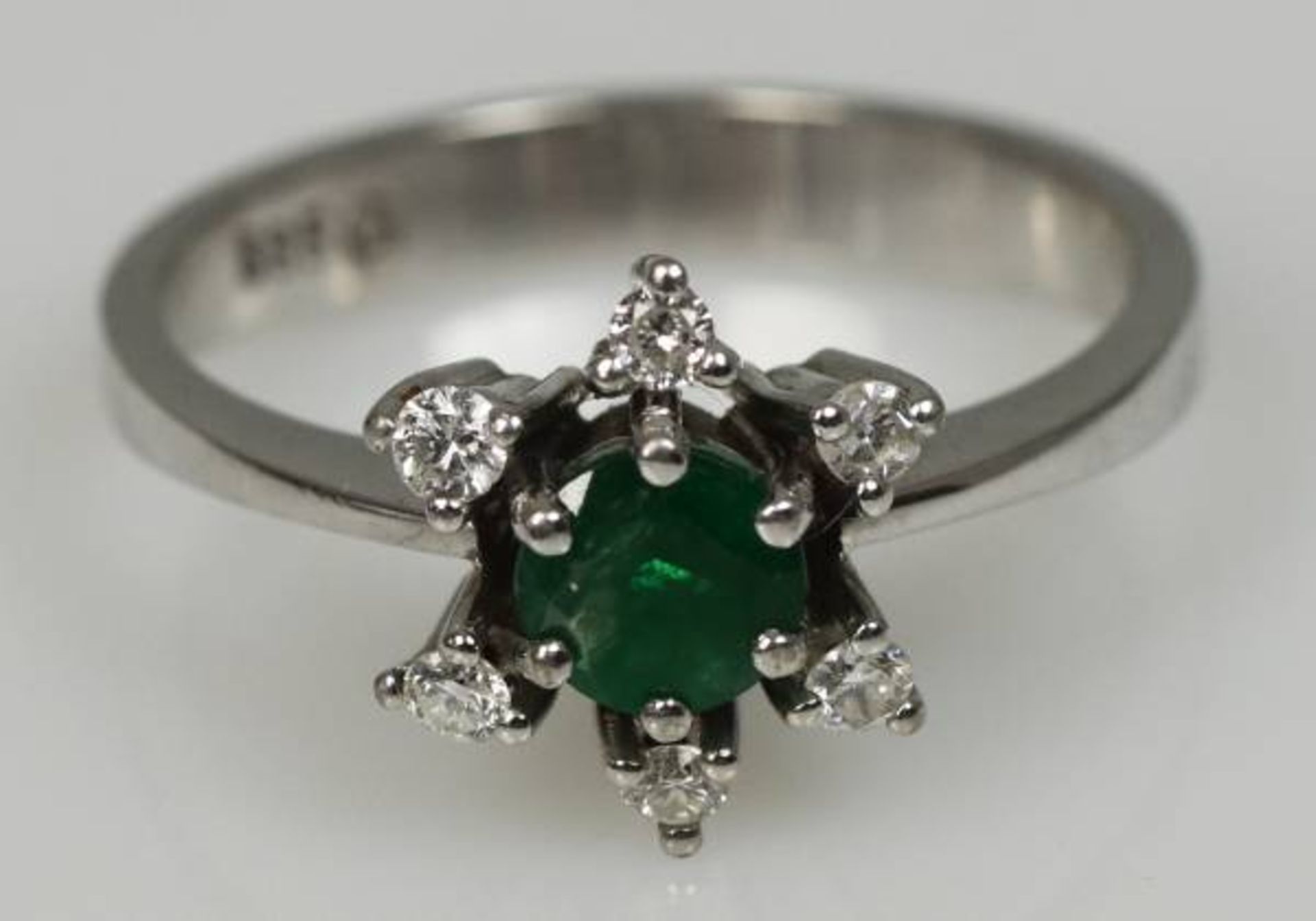 RING Blütenform mit rundem geschliffenem Smaragd um 0,25ct, umgeben von sechs Diamanten um 0,