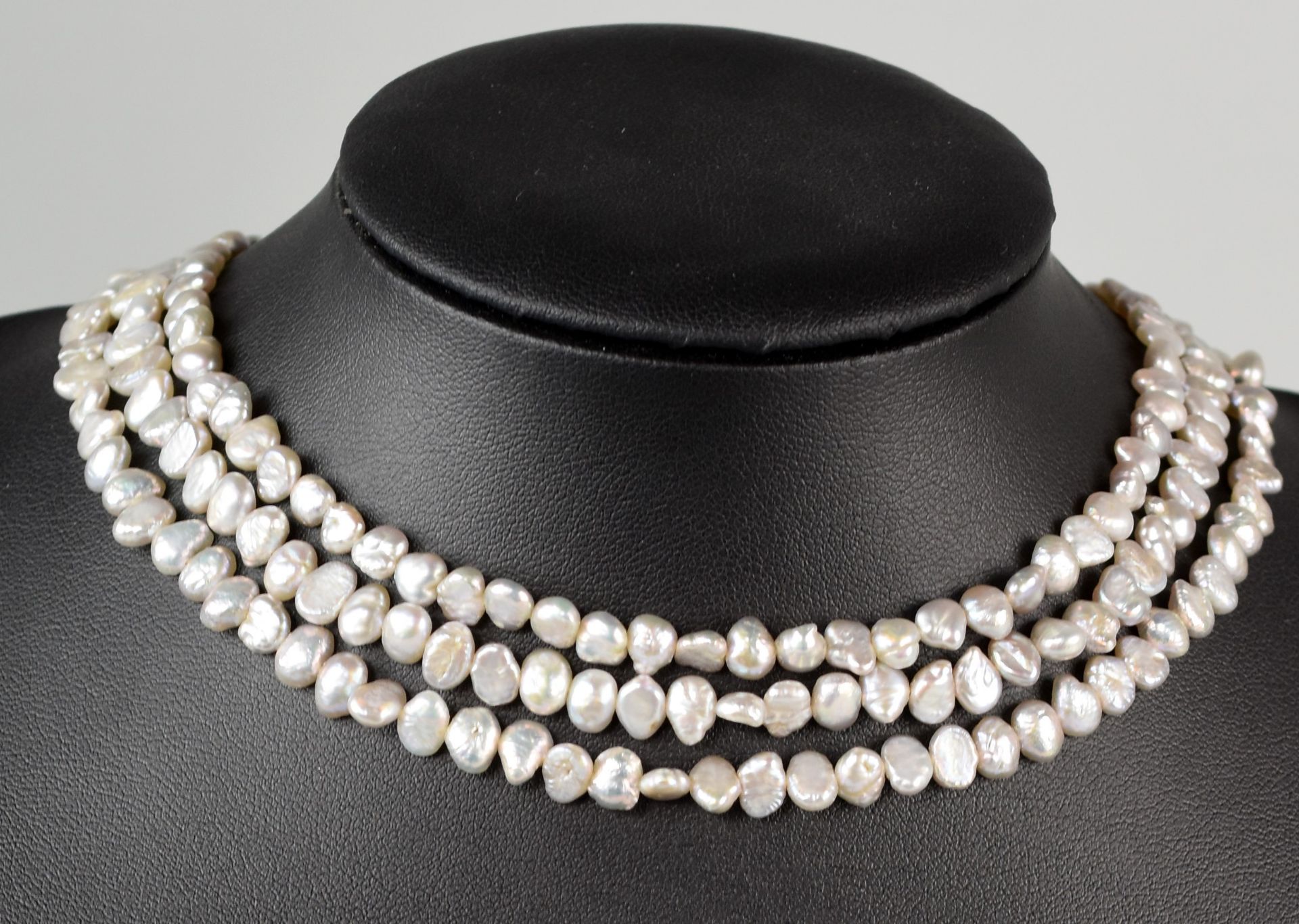BIWAPERLEN-COLLIER dreireihig, gleichmässig sortierte graue Perlen mit Weißgoldverschluß 14ct,