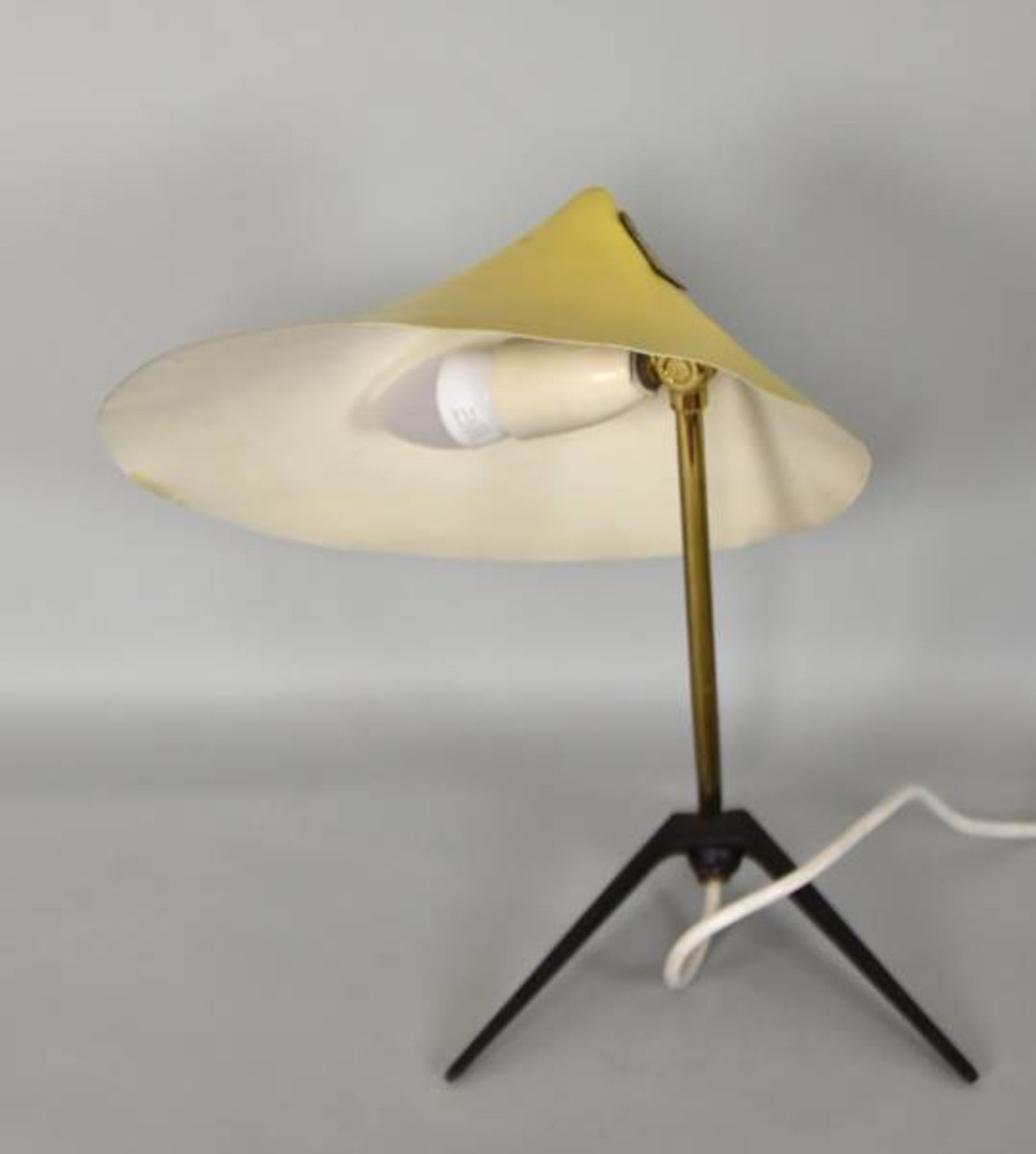 KRÄHENFUSSLAMPE Gelber Schirm aus Alu, geformt wie ein Hut, gebogter Schaft aus Messing, - Bild 3 aus 4