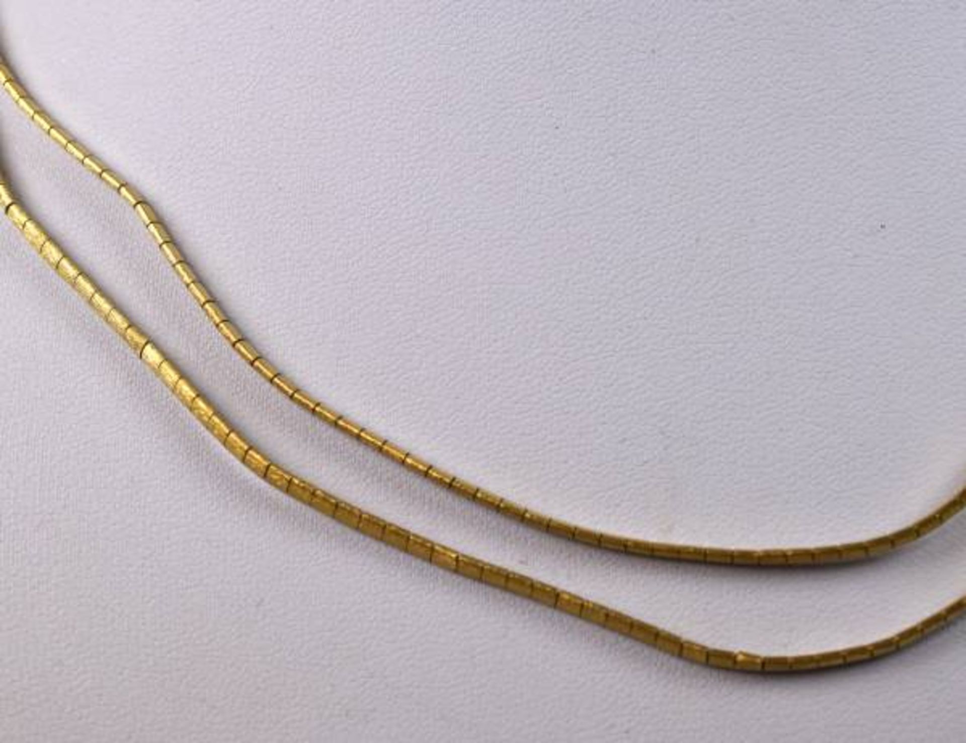 COLLIER zwei schmale Goldbänder aus kleinen, flachen Viereckgliedern, Steckverschluß mitCOLLIER - Bild 2 aus 2