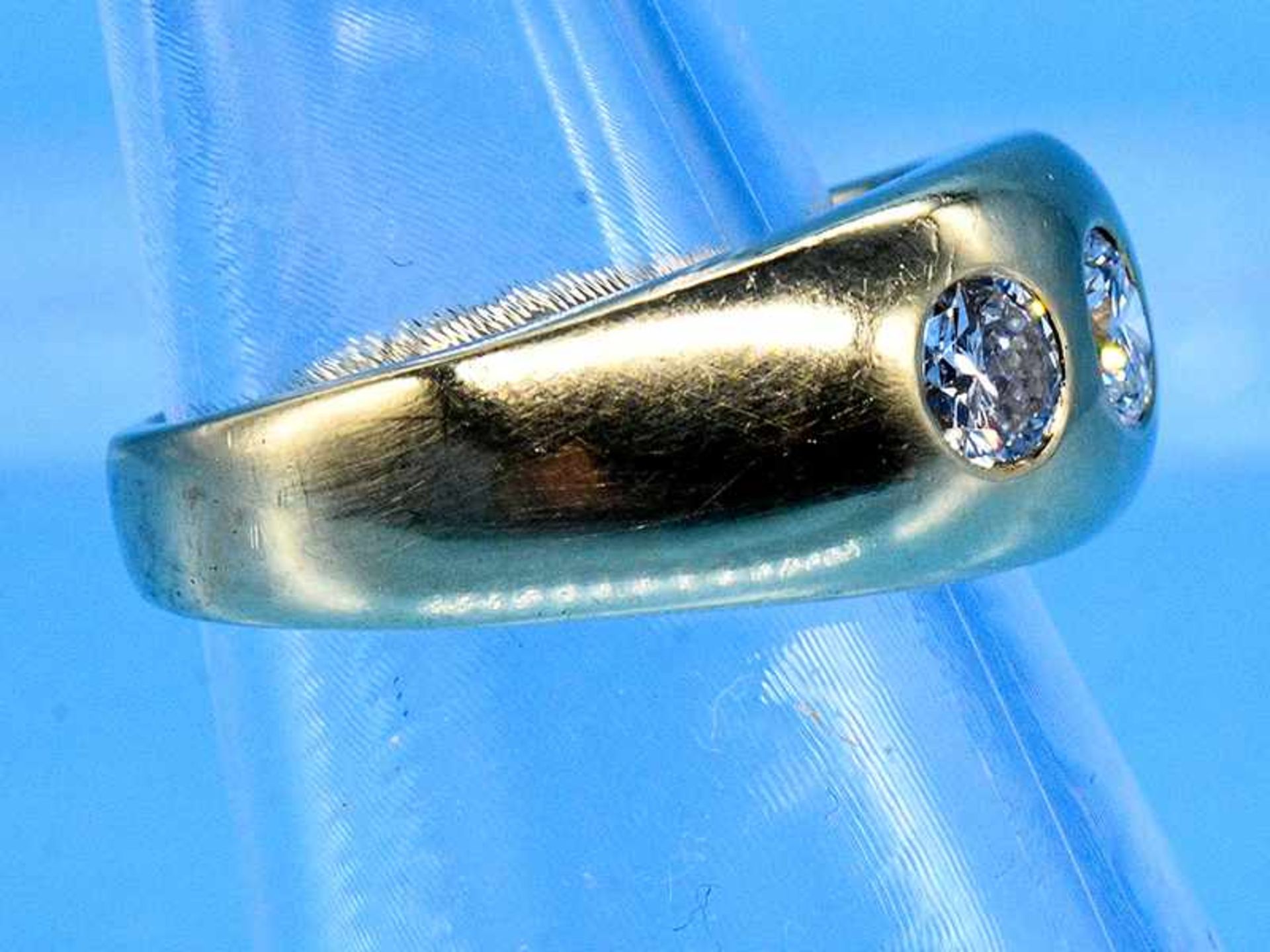 Massiver Bandring mit 3 Brillanten, zusammen ca. 1 ct, Goldschmiedearbeit, 90-er Jahre 585/- - Bild 2 aus 4