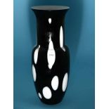 Große Vase, "murano.com"/Murano, Anfang 21. Jh. Schwarzes Muranoglas in einer Form, die an die