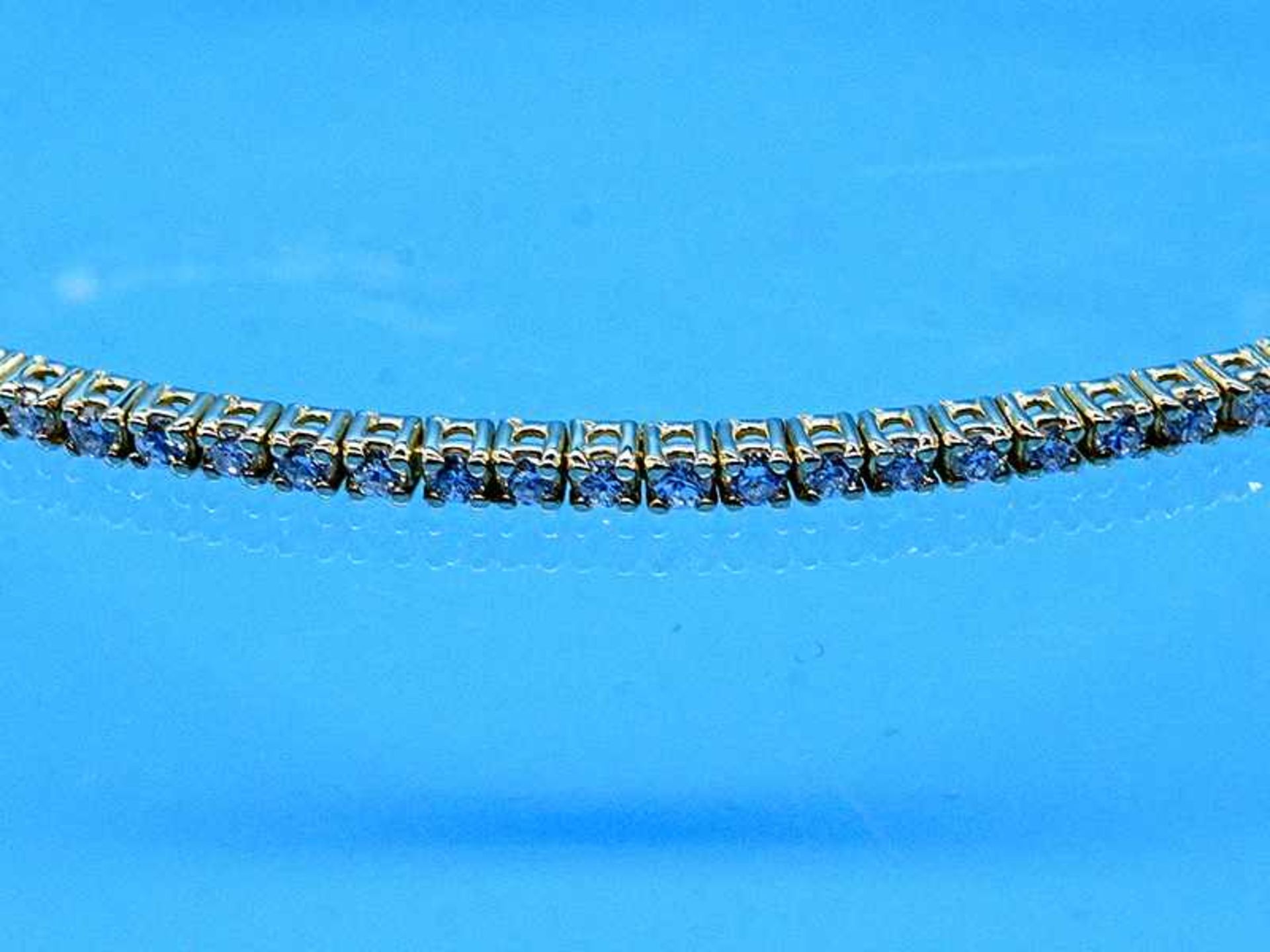 Schmales Tennisarmband mit 1,2 ct Brillanten, zusammen 1,2 ct (lt. Gravur), 21. Jh. 750/-