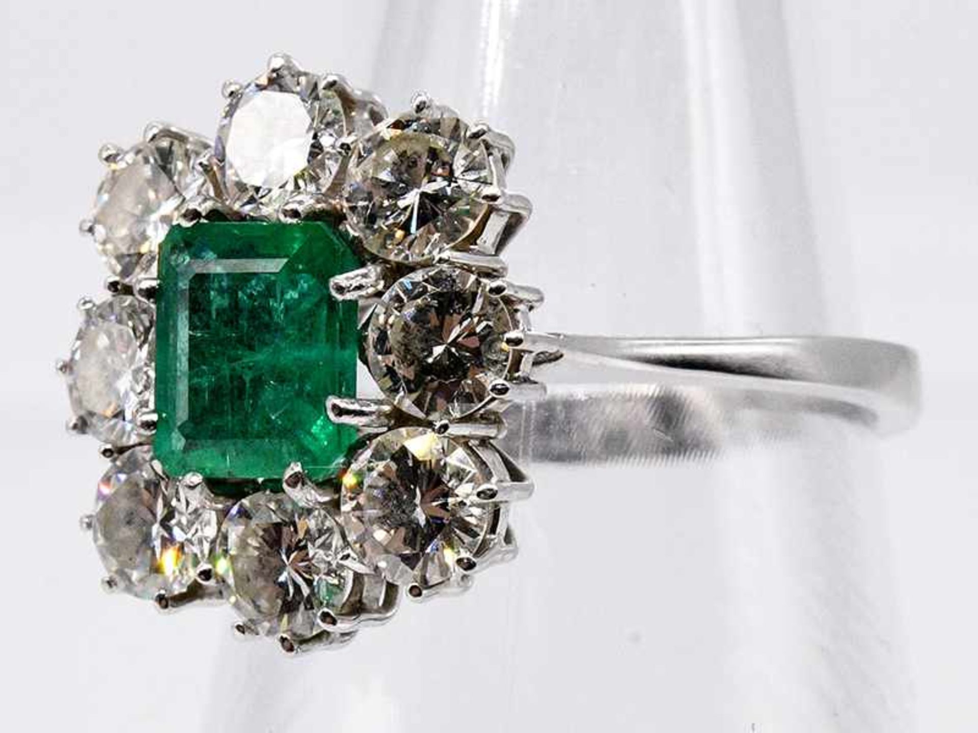 Ring mit kolumbianischem Smaragd ca. 0,95 ct und 8 Brillanten, zusammen ca. 1,84 ct, 80- er Jahre. - Bild 2 aus 4