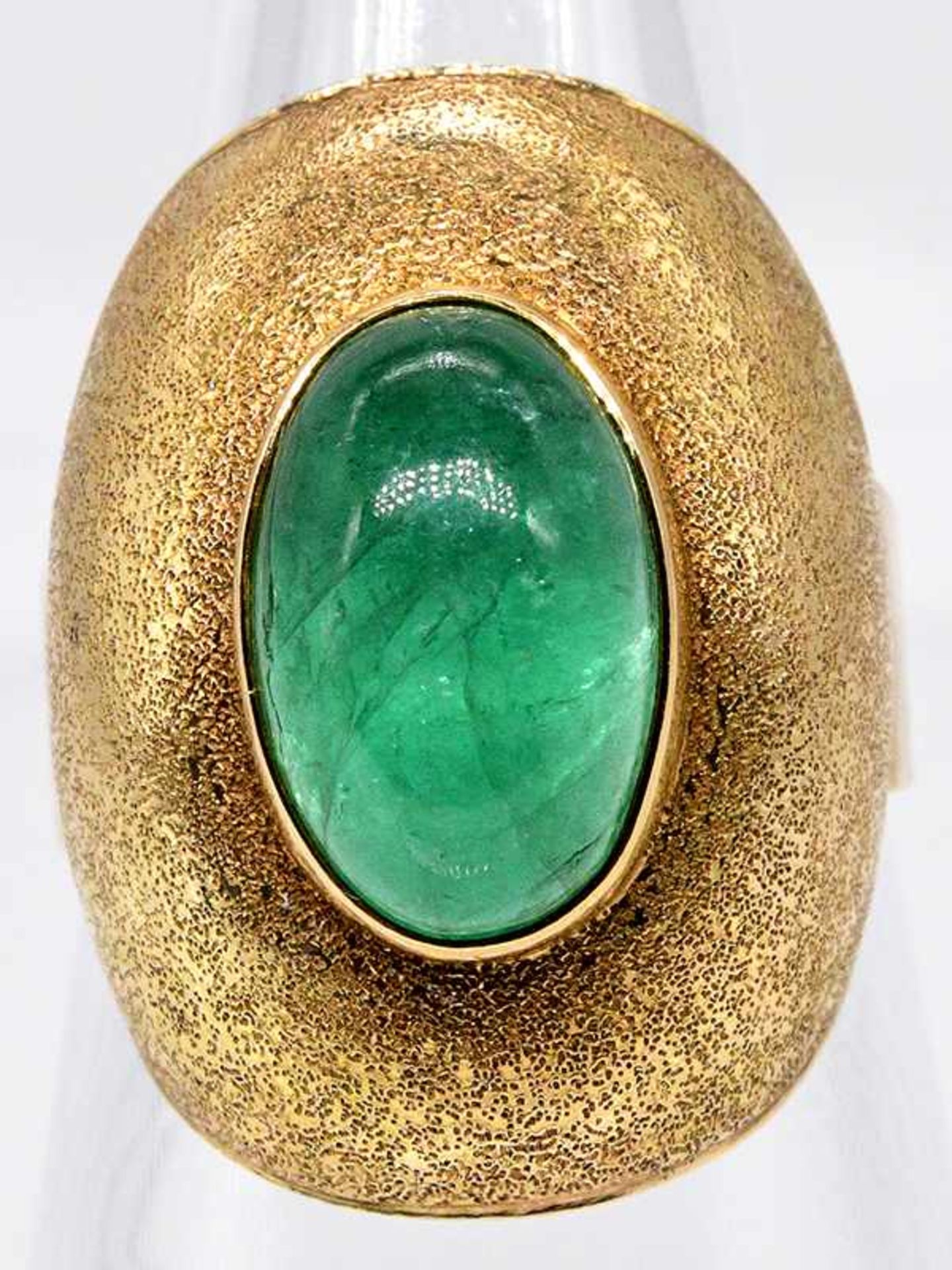 Ring mit Smaragd-Cabochon, Goldschmiedearbeit, 20. Jh. 585/- Gelbgold. Gesamtgewicht ca. 10,1 g.