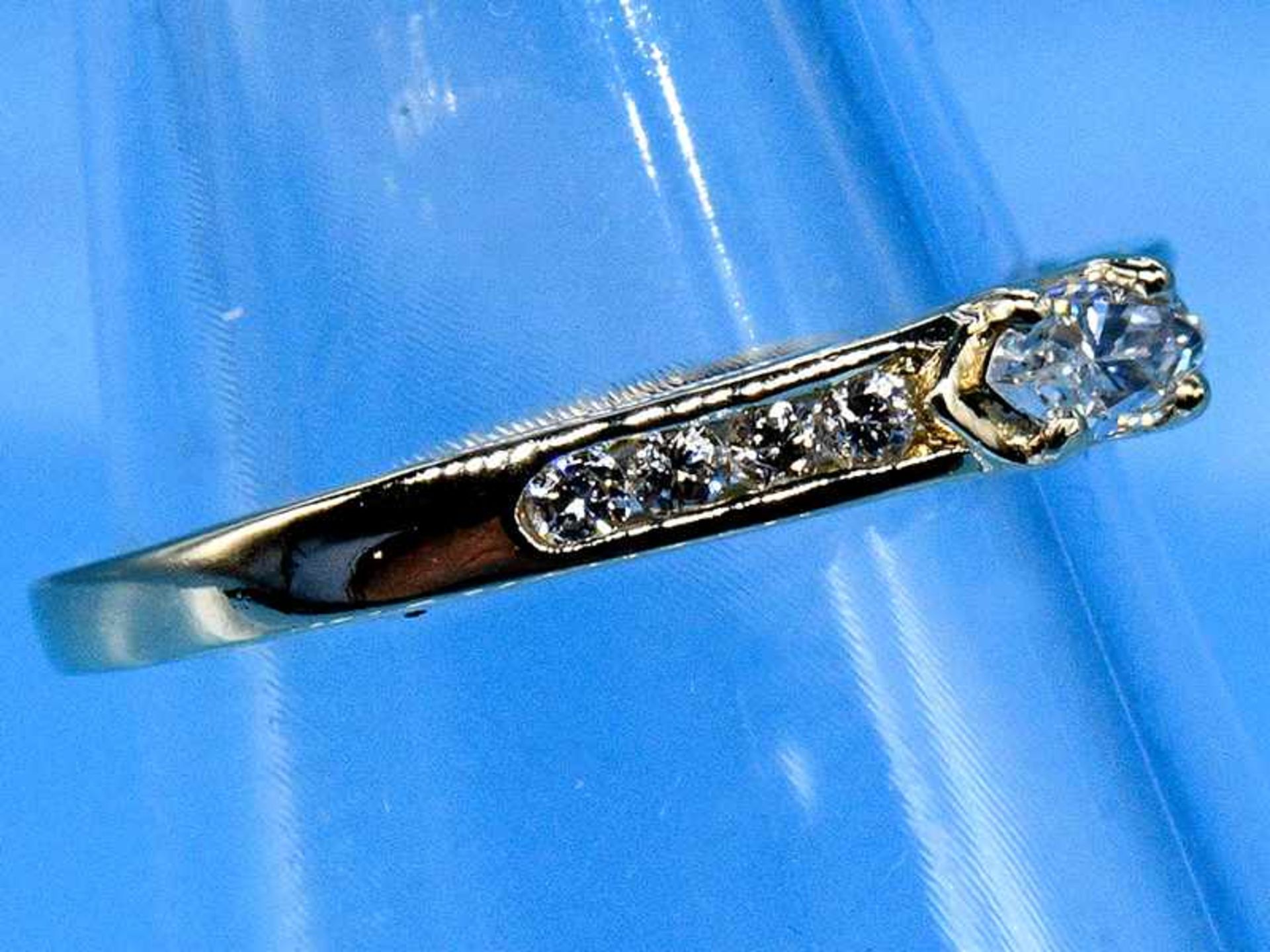 Ring mit 8 Brillanten und 1 Diamant-Navette, zusammen ca. 0,2 ct, 21. Jh. 750/- Gelbgold. - Image 3 of 4