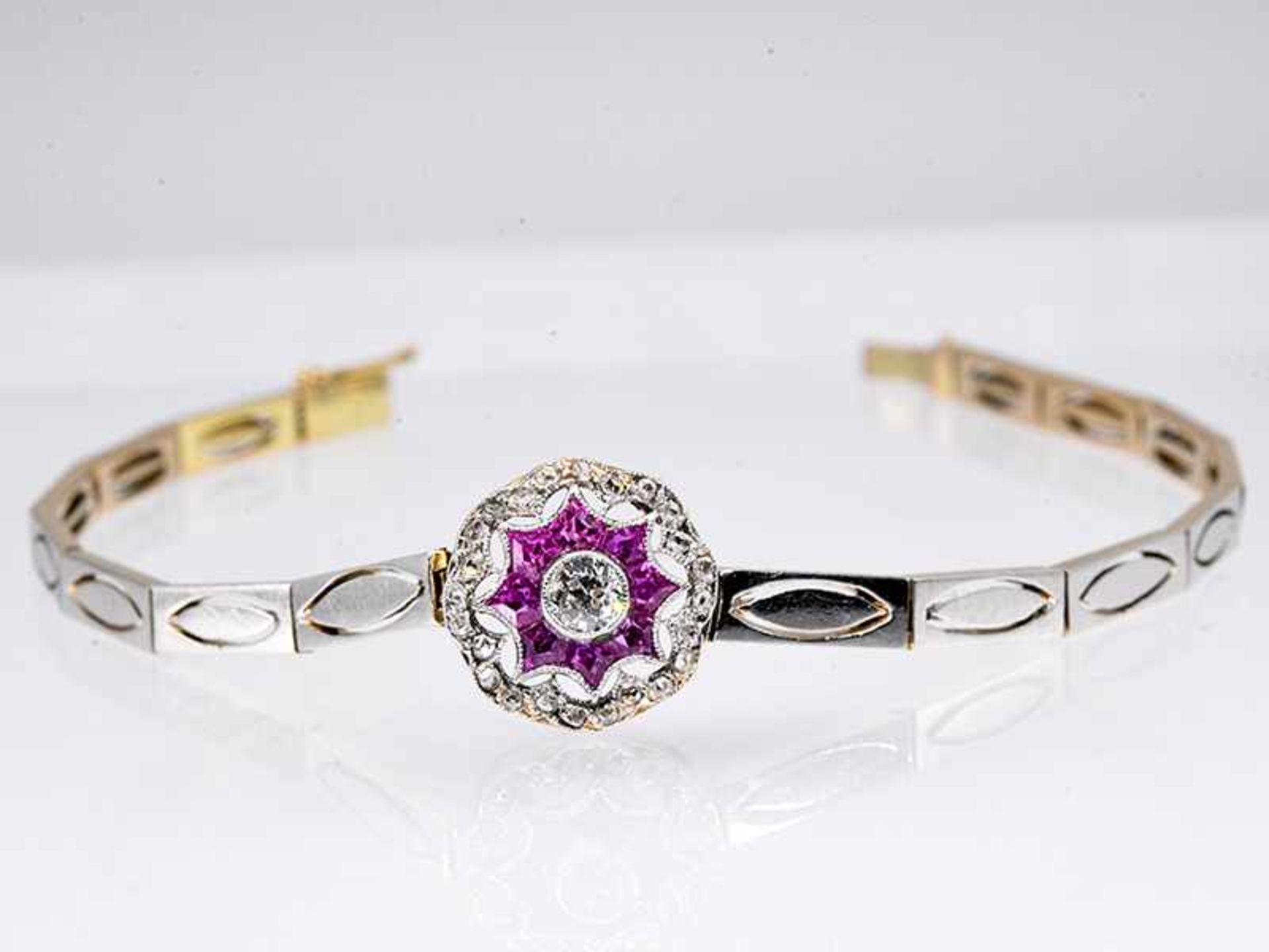 Armband mit 8 Rubinen, Altschliff-Diamant ca. 0,2 ct und 25 Diamantrosen ca. 0,1 ct, Art Deco. 585/-