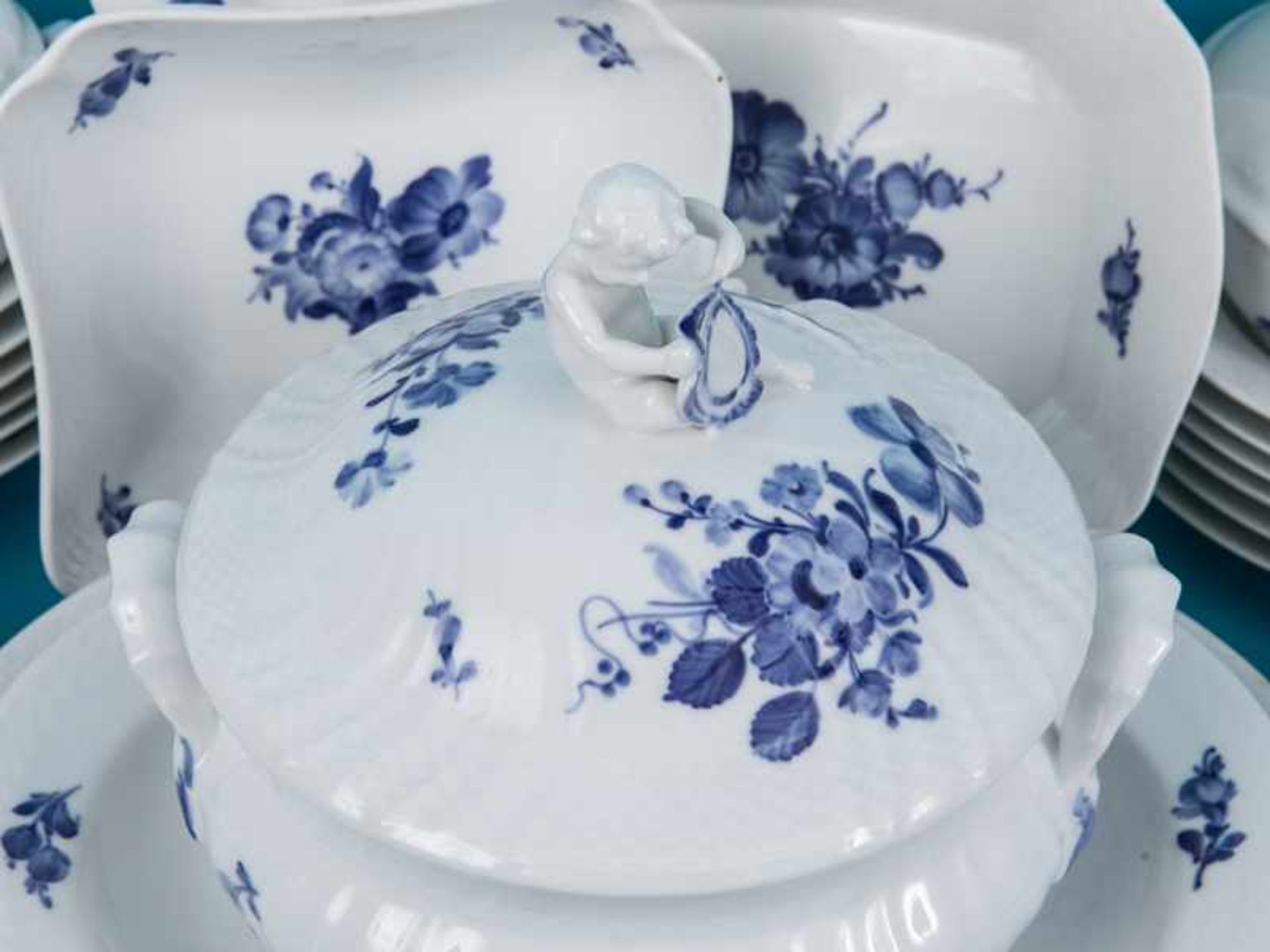 Ca. 50-tlg. Speiseservice "Blaue Blume", Royal Copenhagen, 20. Jh. Weißporz., unter Glasur blaue - Image 10 of 11