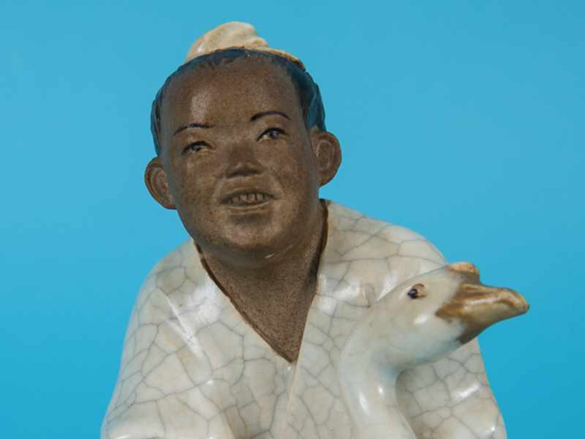 Figur "Asiate mit Gans", wohl 1920er Jahre. Teils matt glasierte und craqueliert glasierte Keramik - Image 3 of 7