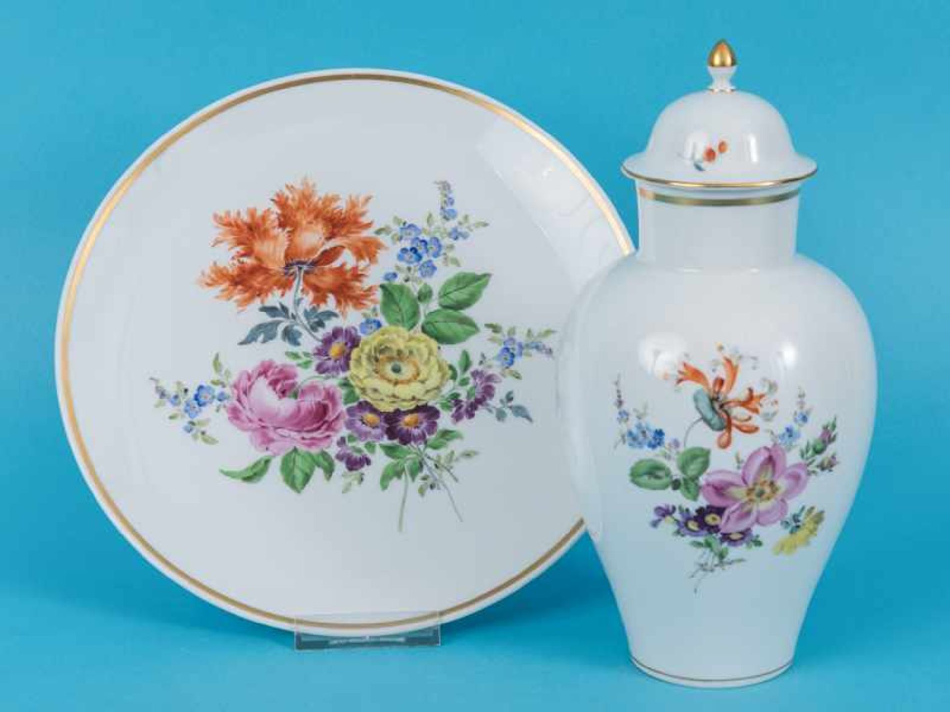 Deckelvase und (Wand-)Teller, "Blumenbouquet", Meissen, 20. Jh. Weißporzellan mit polychromer