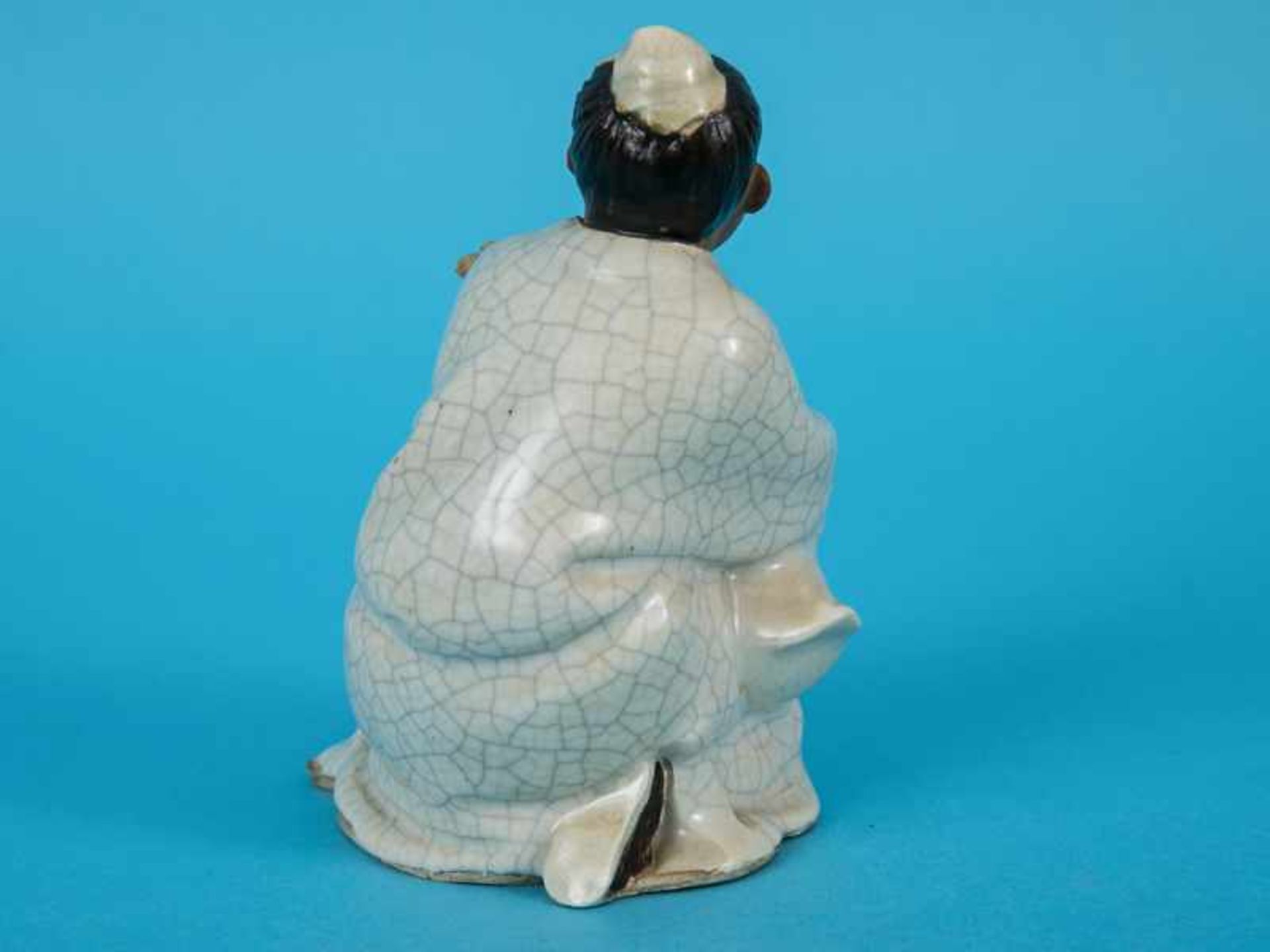Figur "Asiate mit Gans", wohl 1920er Jahre. Teils matt glasierte und craqueliert glasierte Keramik - Image 6 of 7
