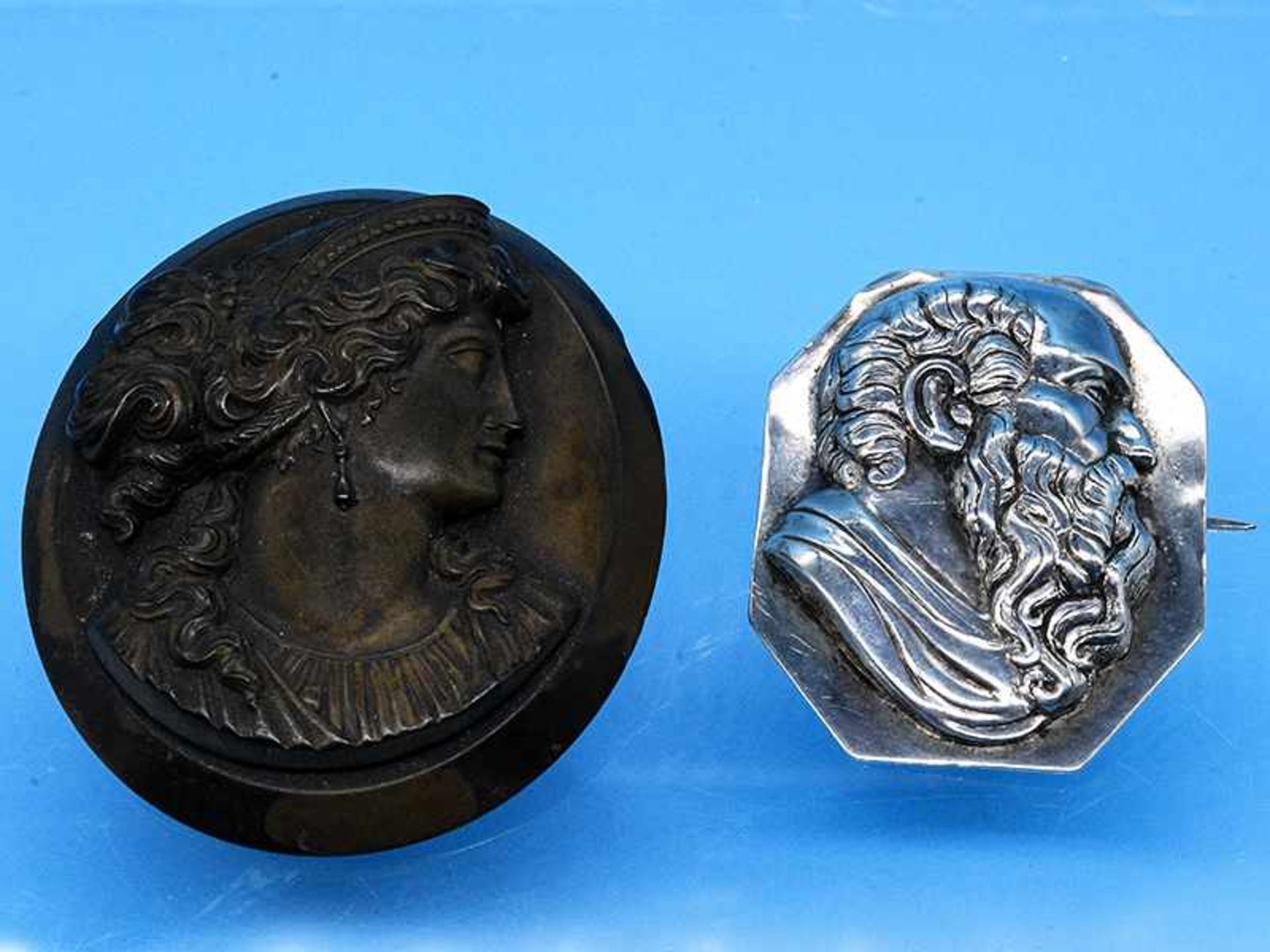 2 verschiedene Kameen-Broschen aus Jet ca. 1880 und Silber Anfang 19. Jh. 1.) Hochovale Brosche