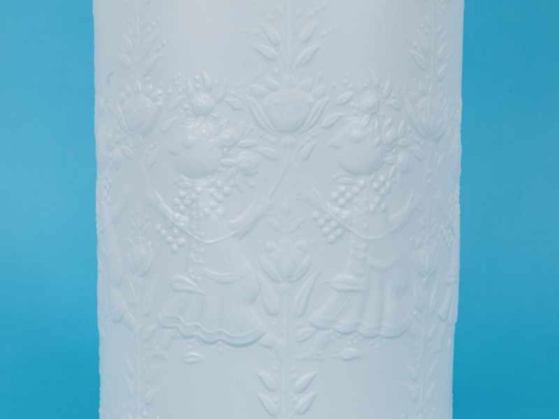 Vase mit Blüten und Figuren als Reliefdekor; Entwurf: Björn Wiinblad, Dänemark (1918 - 2006); - Image 6 of 7