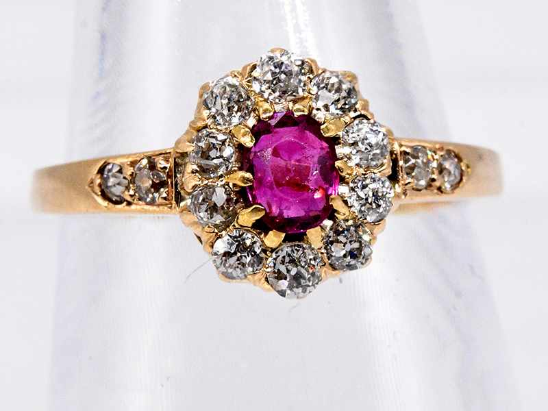 Ring mit Rubin ca. 0,5 ct und 14 Altschliff-Diamanten, zusammen ca. 0,8 ct, Österreich, Wien,