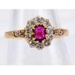 Ring mit Rubin ca. 0,5 ct und 14 Altschliff-Diamanten, zusammen ca. 0,8 ct, Österreich, Wien,