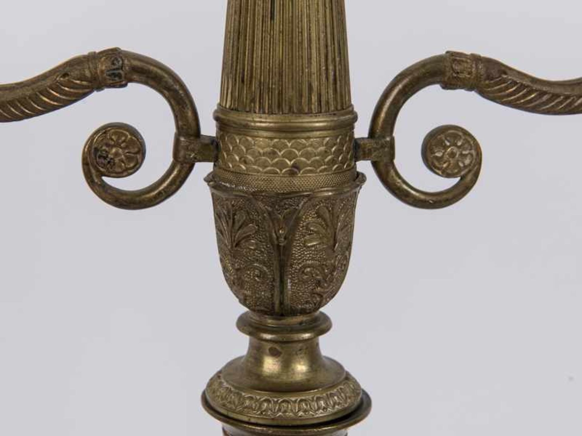 Paar 2-flammige-Empire-Girandolen, Frankreich, 19. Jh. Bronze (wohl ehem. vergoldet); jeweils 3- - Bild 3 aus 10