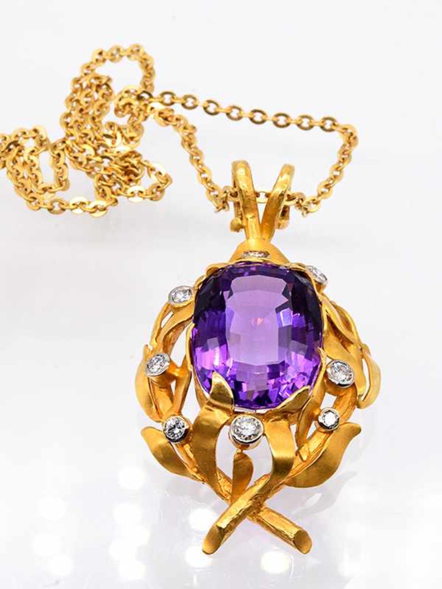 Prunkvoller Anhänger mit Amethyst ca. 24 ct und 8 Brillanten, zusammen ca. 1 ct, Goldschmiedearbeit, - Bild 6 aus 7