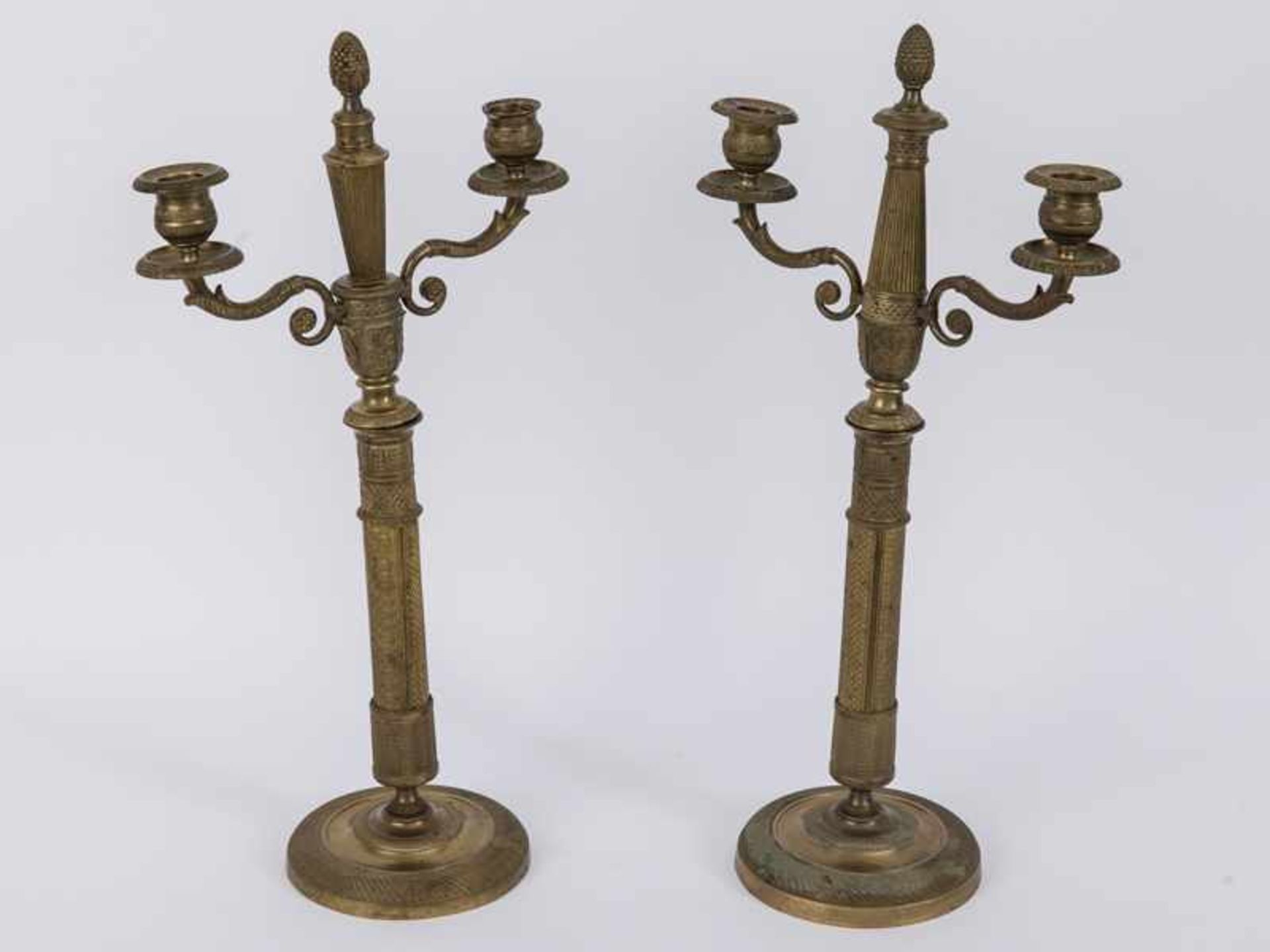 Paar 2-flammige-Empire-Girandolen, Frankreich, 19. Jh. Bronze (wohl ehem. vergoldet); jeweils 3- - Bild 9 aus 10