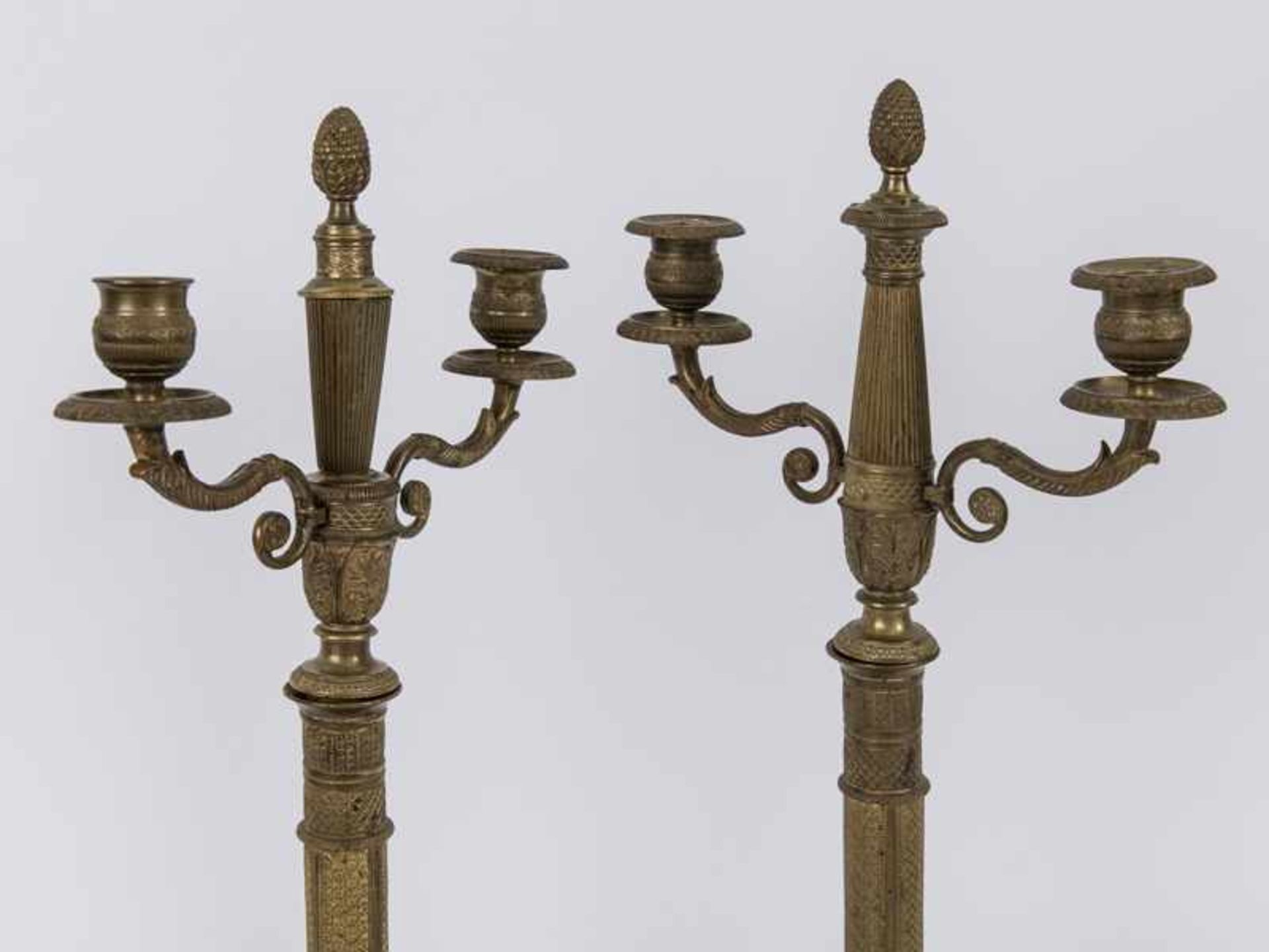Paar 2-flammige-Empire-Girandolen, Frankreich, 19. Jh. Bronze (wohl ehem. vergoldet); jeweils 3- - Bild 8 aus 10