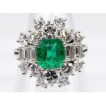 Ring mit hochfeinem Smaragd ca. 1,35 ct und 14 Brillanten, zusammen ca. 1,86 ct und 4 Diamant-