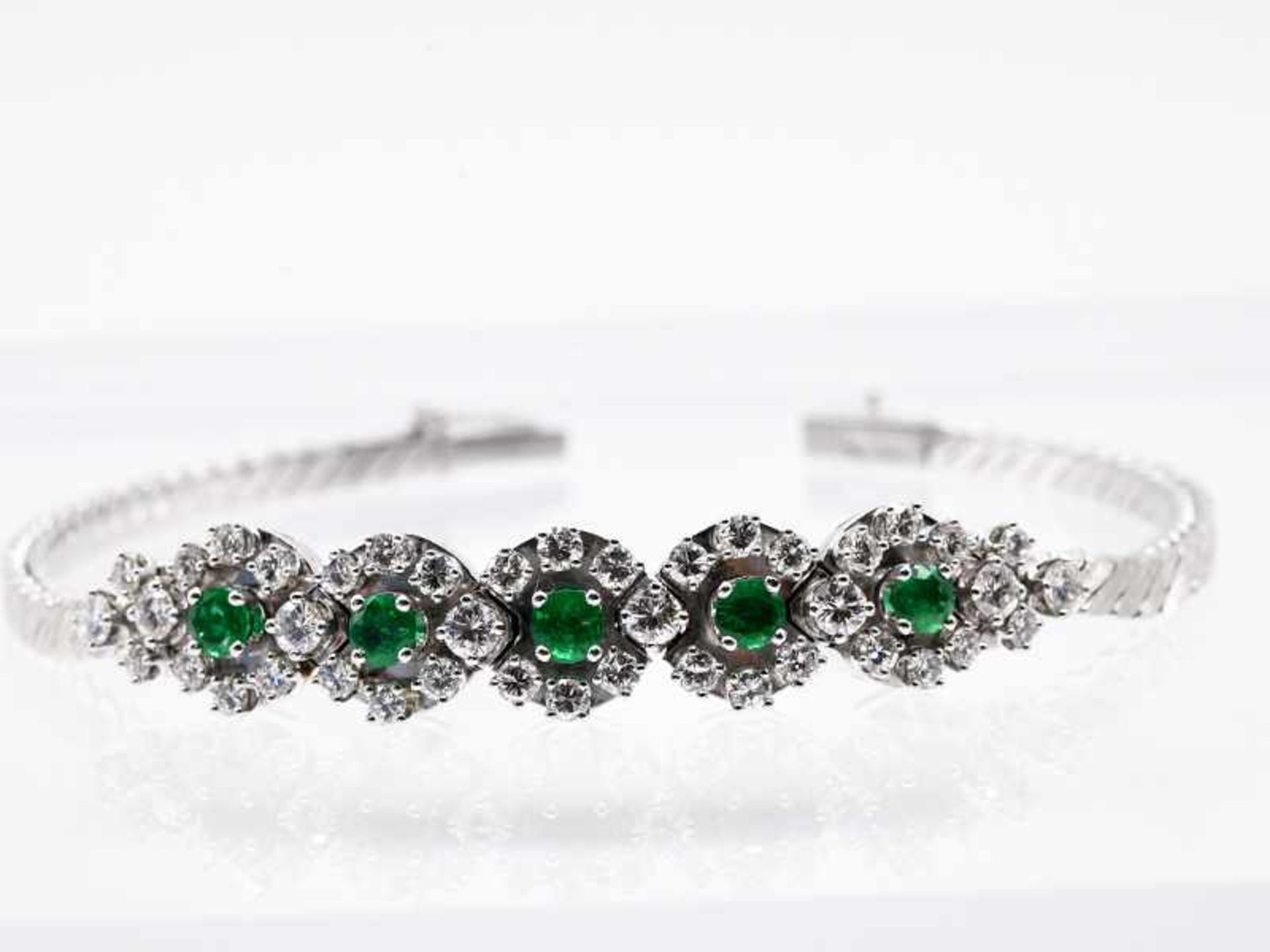 Armband mit 5 Smaragden, zusammen ca. 0,8 ct und 42 Brillanten, zusammen ca. 1,5 ct,