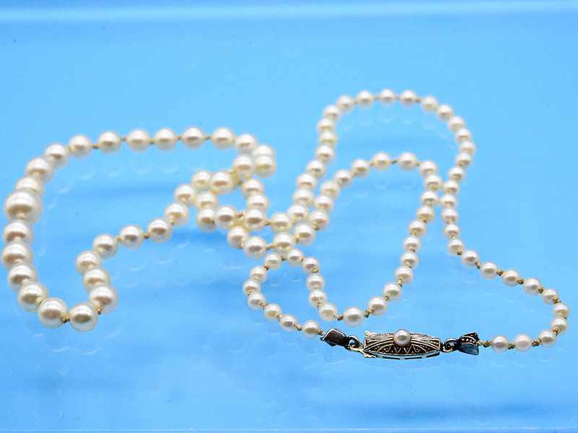 Akoja-Perlenkette, 20. Jh. Im Verlauf und durchgeknotet. Roséfarbene Perlen mit feinem - Bild 2 aus 2