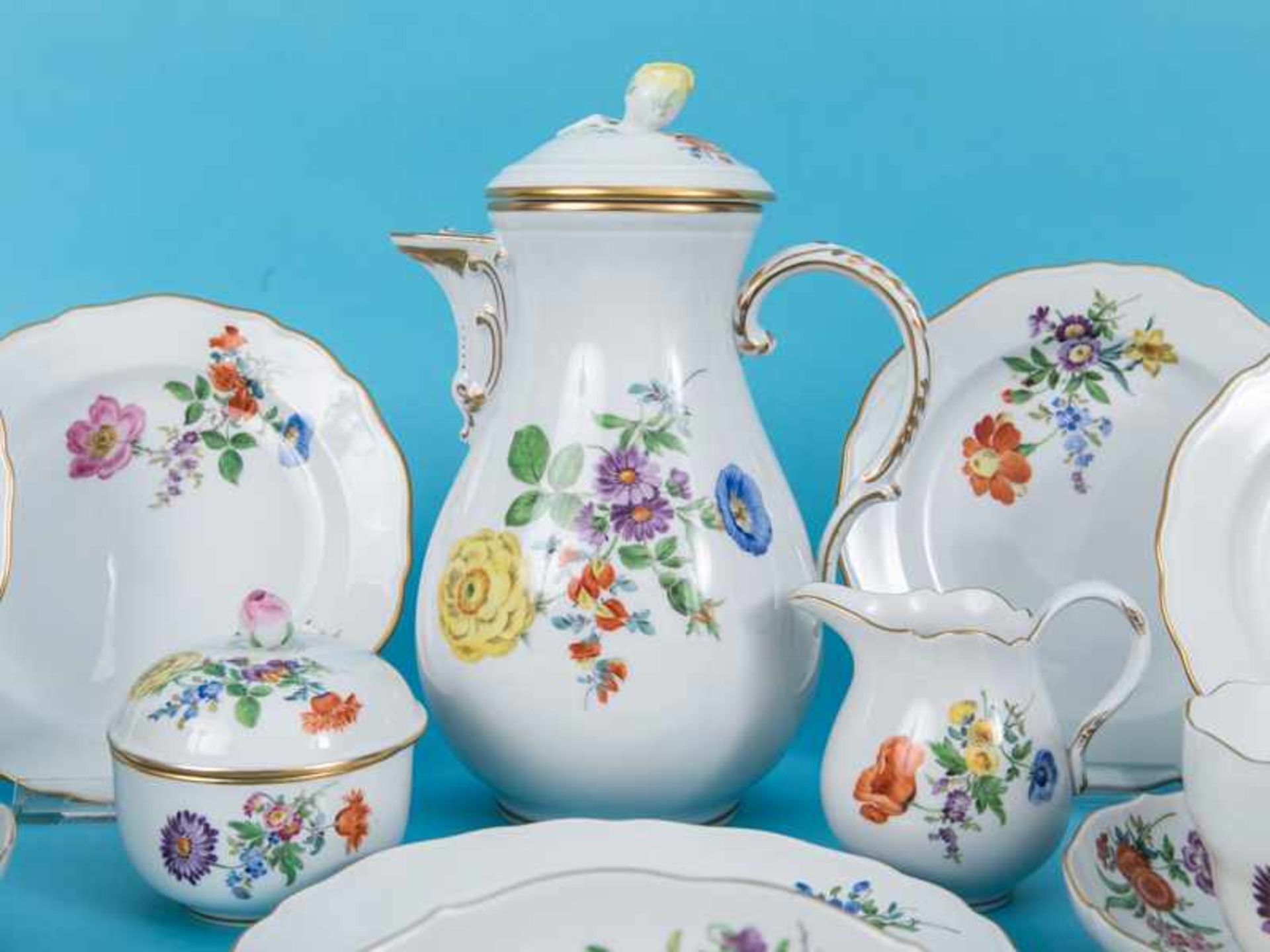 21-tlg. Kaffeeservice f. 6 Personen, "Deutsche Blume/Blume 4", Meissen, 20. Jh. Weißporzellan mit - Image 2 of 6