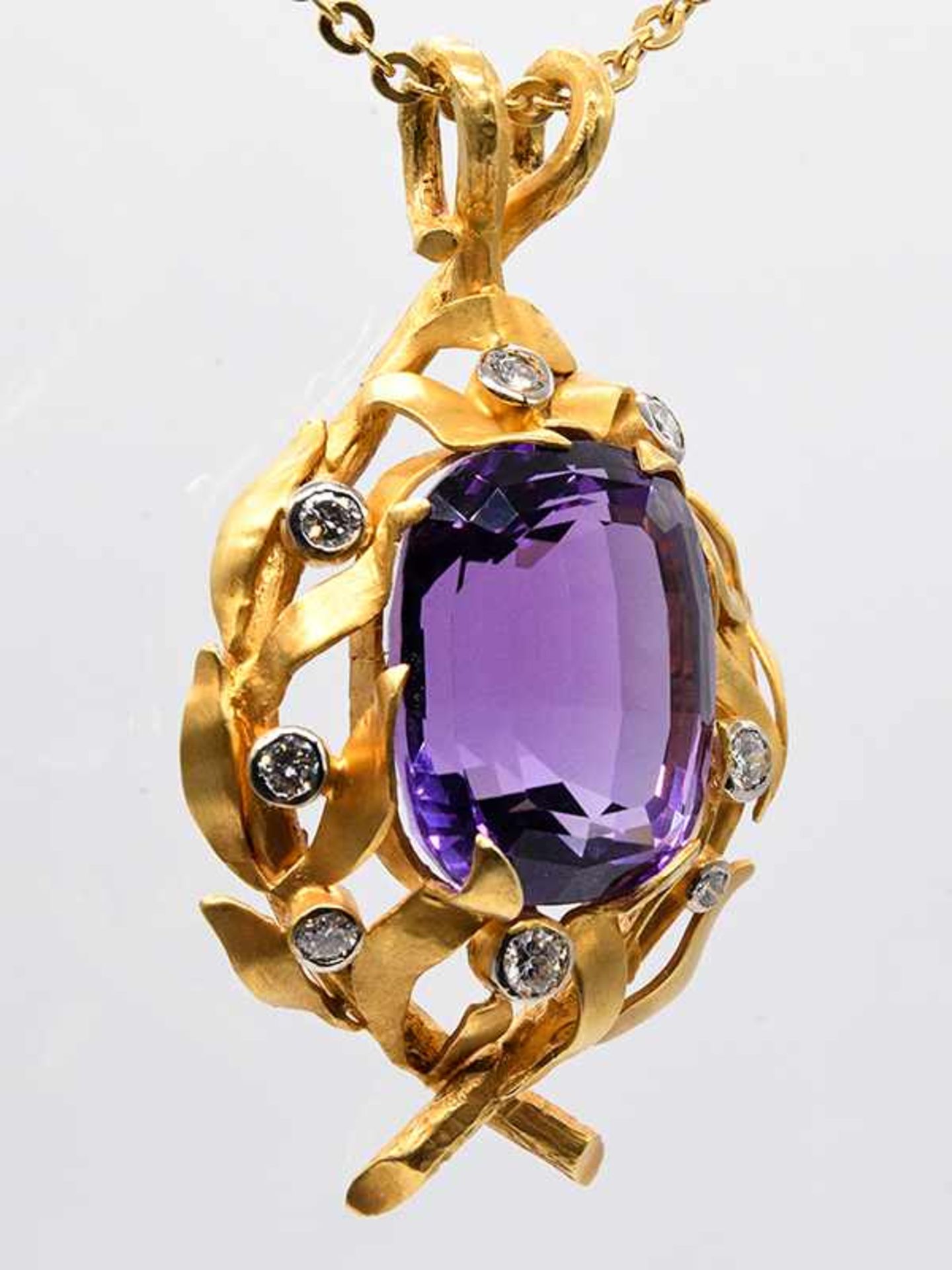 Prunkvoller Anhänger mit Amethyst ca. 24 ct und 8 Brillanten, zusammen ca. 1 ct, Goldschmiedearbeit, - Bild 2 aus 7