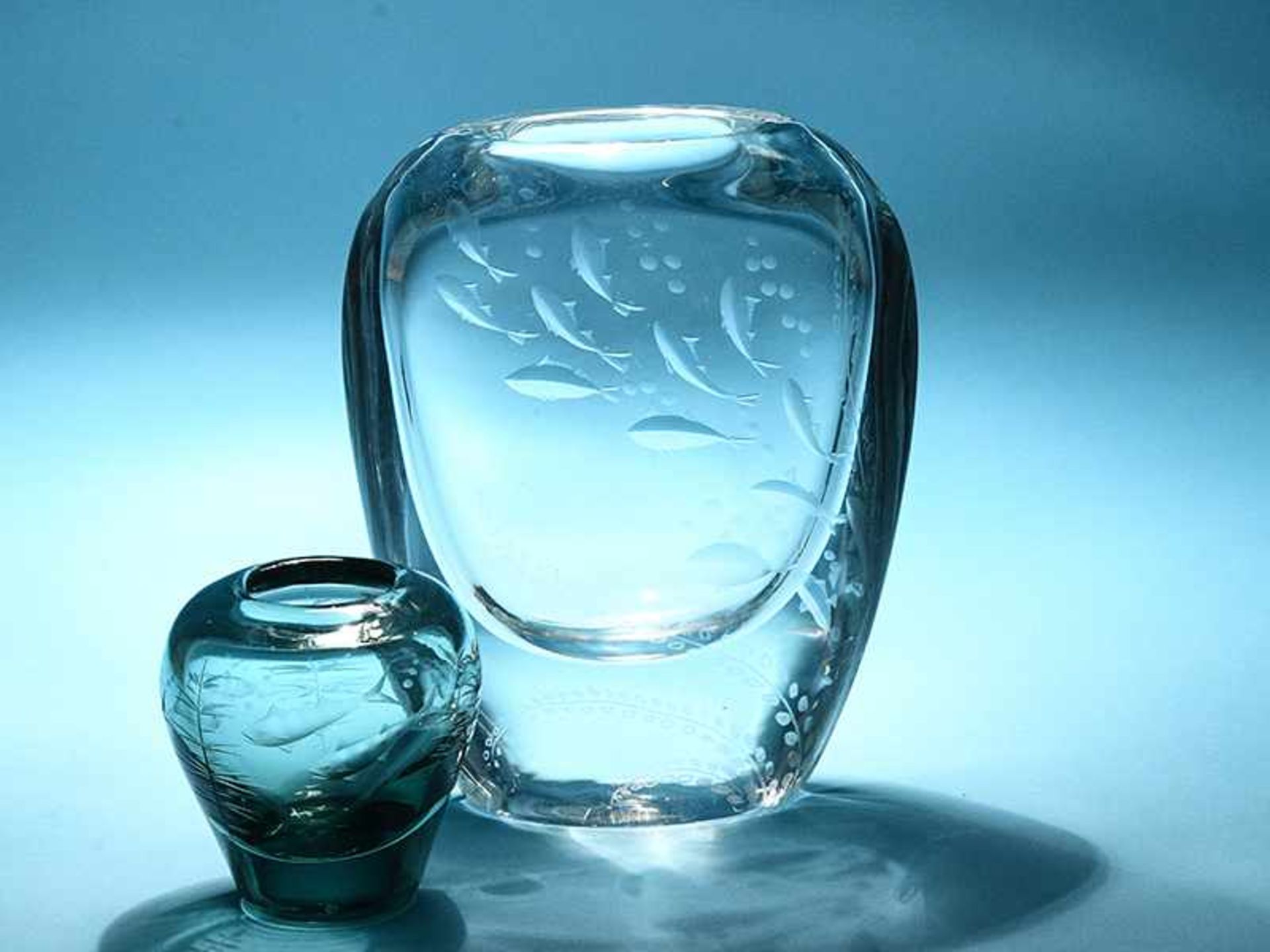 2 Glasvasen mit Fischmotiven, wohl Kosta Boda, Schweden, 20. Jh. Klarglas in farblos und graugrün