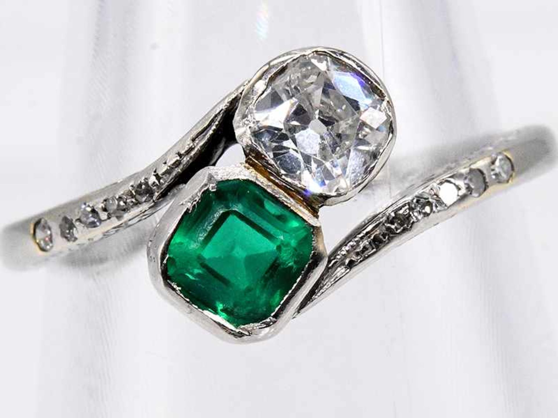 Ring mit Altschliff-Diamanten ca. 0,4 ct, um 1900 und Smaragd ca. 0,45 ct, Juweliersarbeit aus dem - Bild 2 aus 4