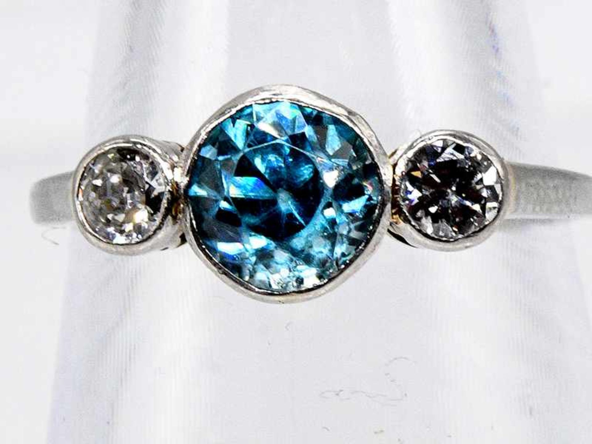 Ring mit antikem Edelzirkon ca. 1,4 ct und 2 Altschliff-Diamanten, zusammen ca. 0,4 ct, Art Deco