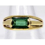 Ring mit grünem Farbstein, 60- er Jahre. 585/- Gelbgold. Gesamtgewicht ca. 4 g. Mittig rechteckiger,