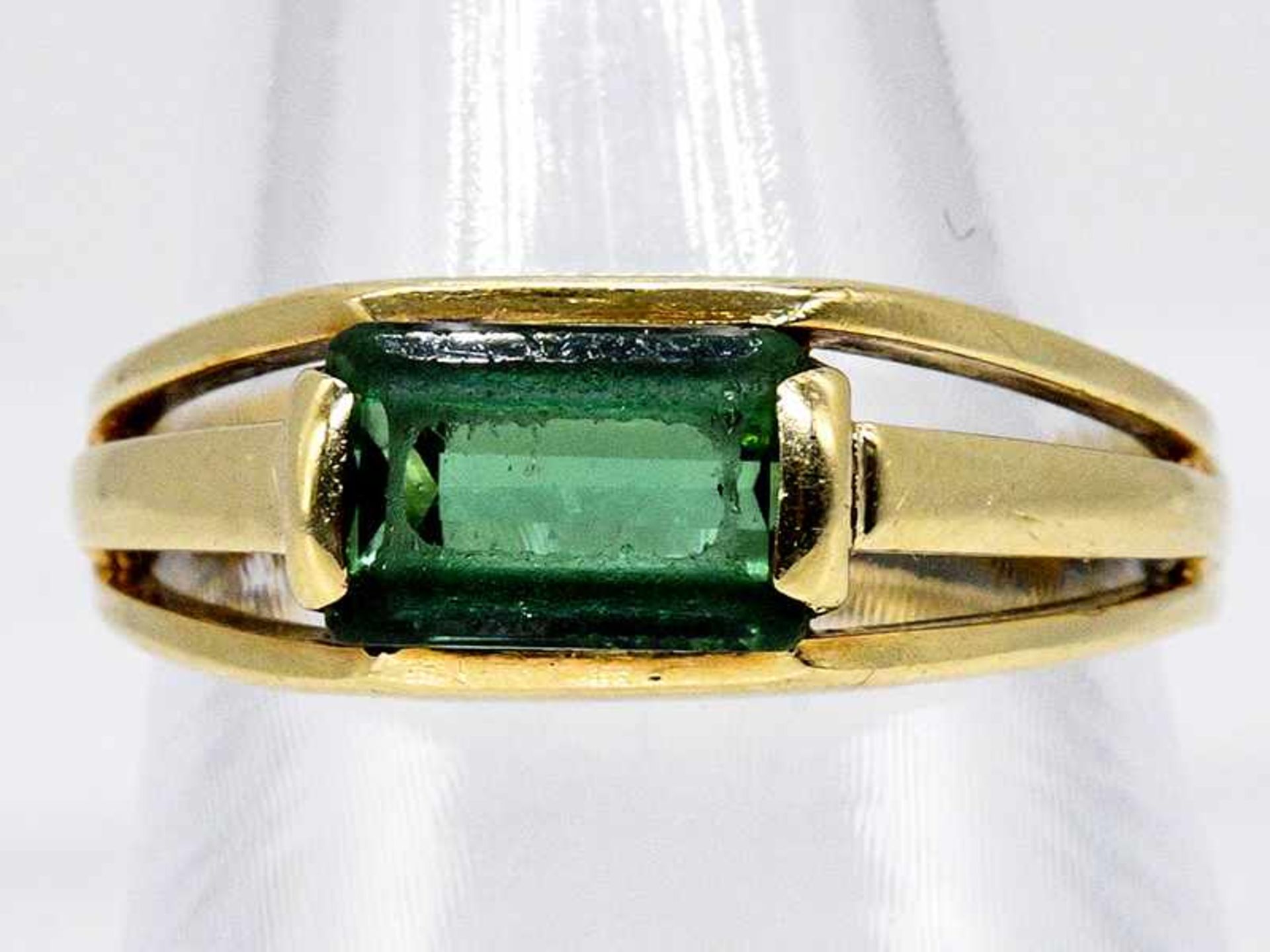Ring mit grünem Farbstein, 60- er Jahre. 585/- Gelbgold. Gesamtgewicht ca. 4 g. Mittig rechteckiger,