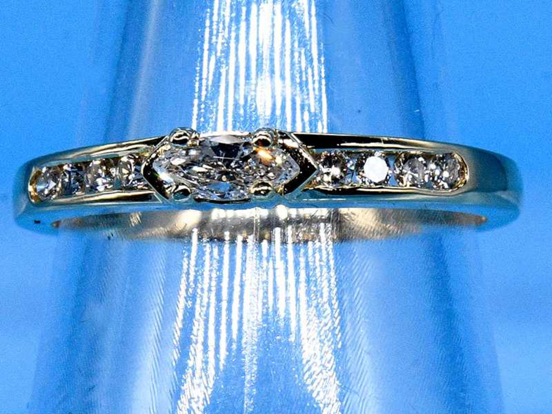 Ring mit 8 Brillanten und 1 Diamant-Navette, zusammen ca. 0,2 ct, 21. Jh. 750/- Gelbgold.