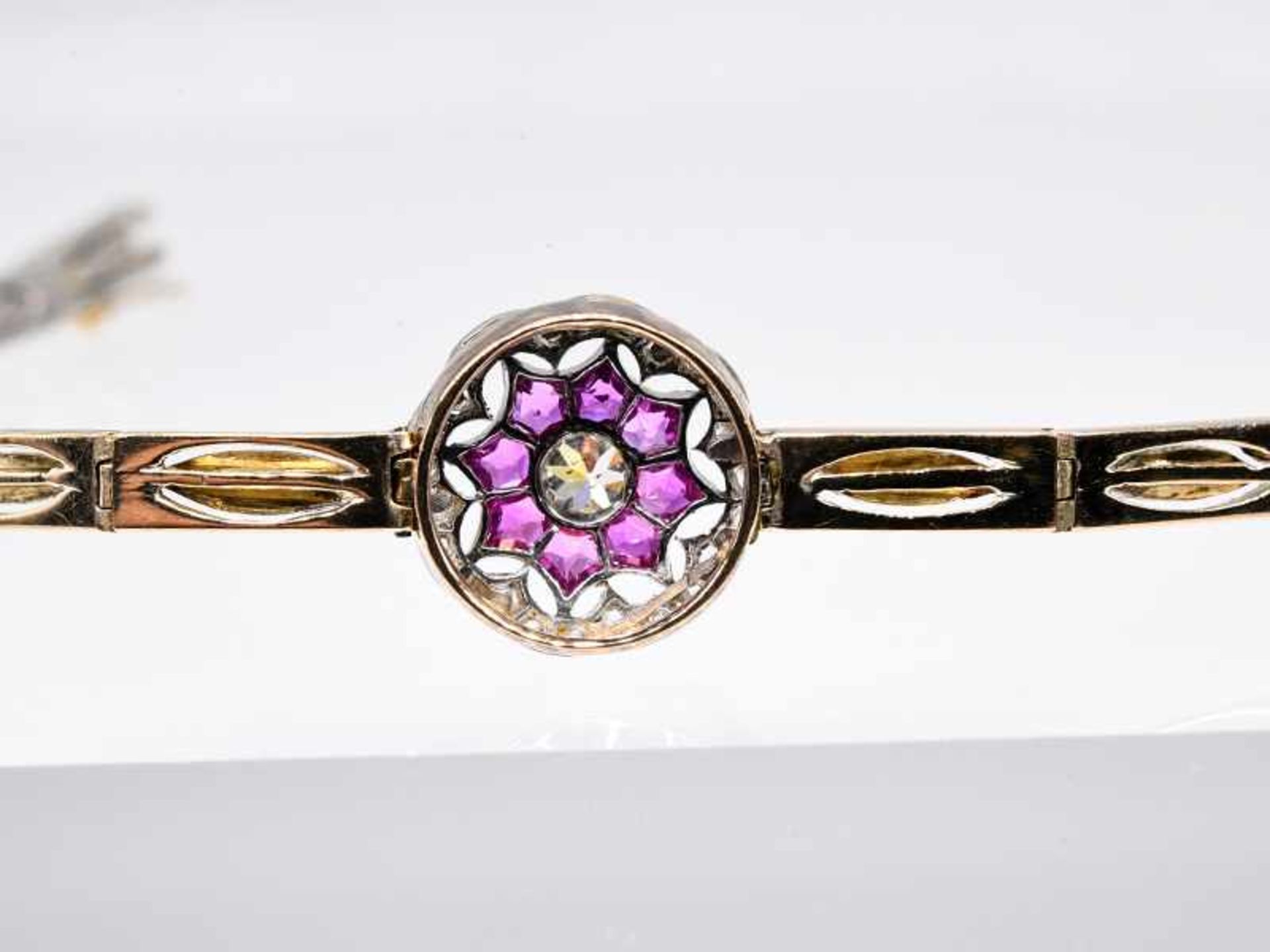 Armband mit 8 Rubinen, Altschliff-Diamant ca. 0,2 ct und 25 Diamantrosen ca. 0,1 ct, Art Deco. 585/- - Bild 4 aus 5