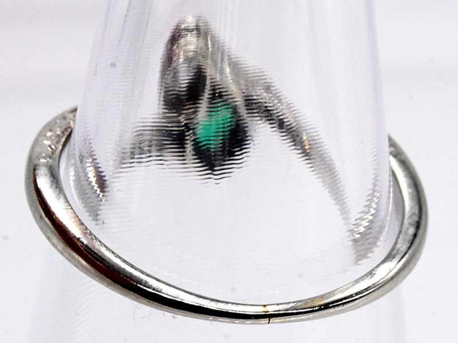 Ring mit Altschliff-Diamanten ca. 0,4 ct, um 1900 und Smaragd ca. 0,45 ct, Juweliersarbeit aus dem - Bild 4 aus 4